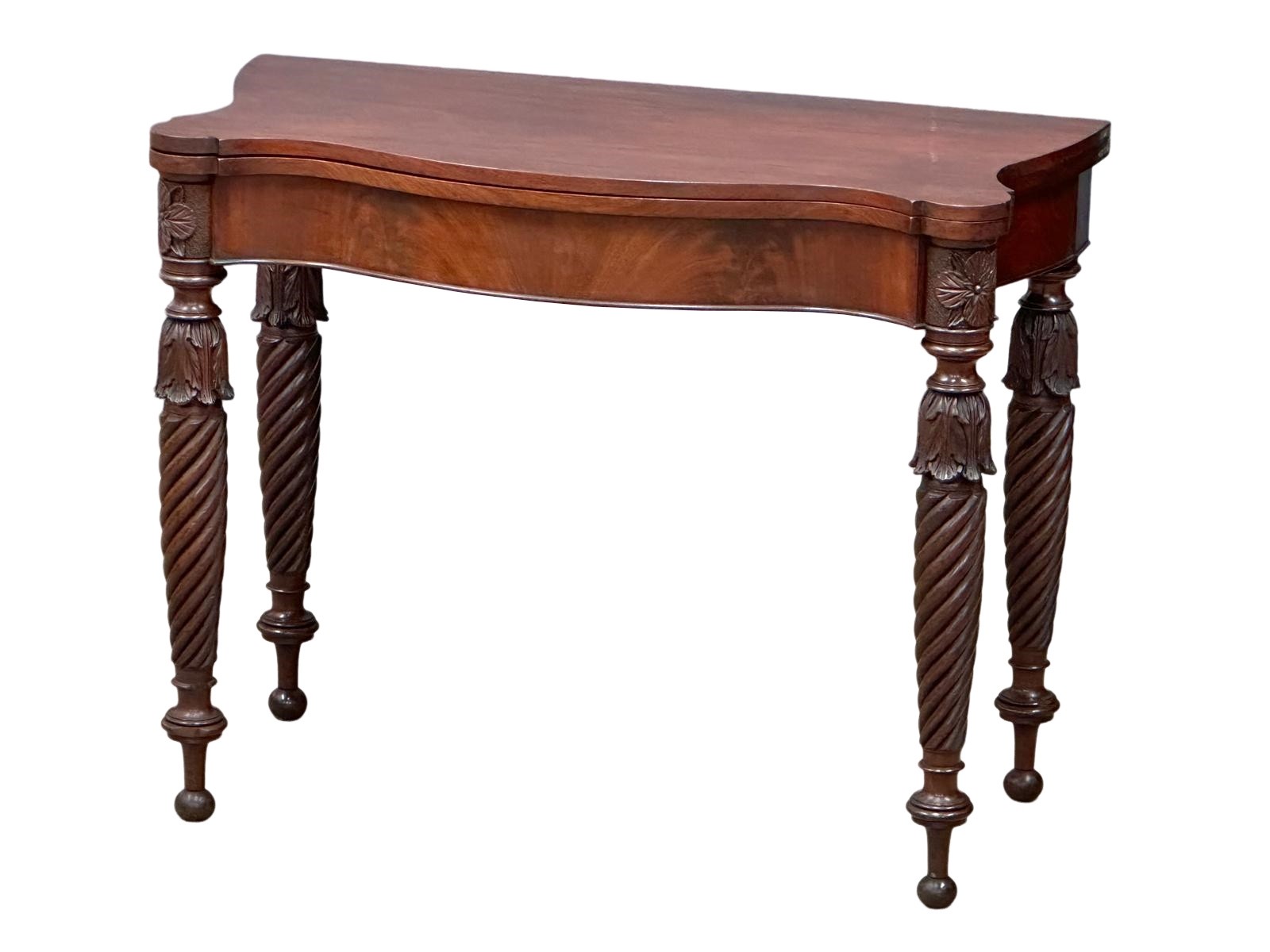 A William IV mahogany serpentine front turnover tea table on turned legs. Circa 1830. 87x44x75cm
