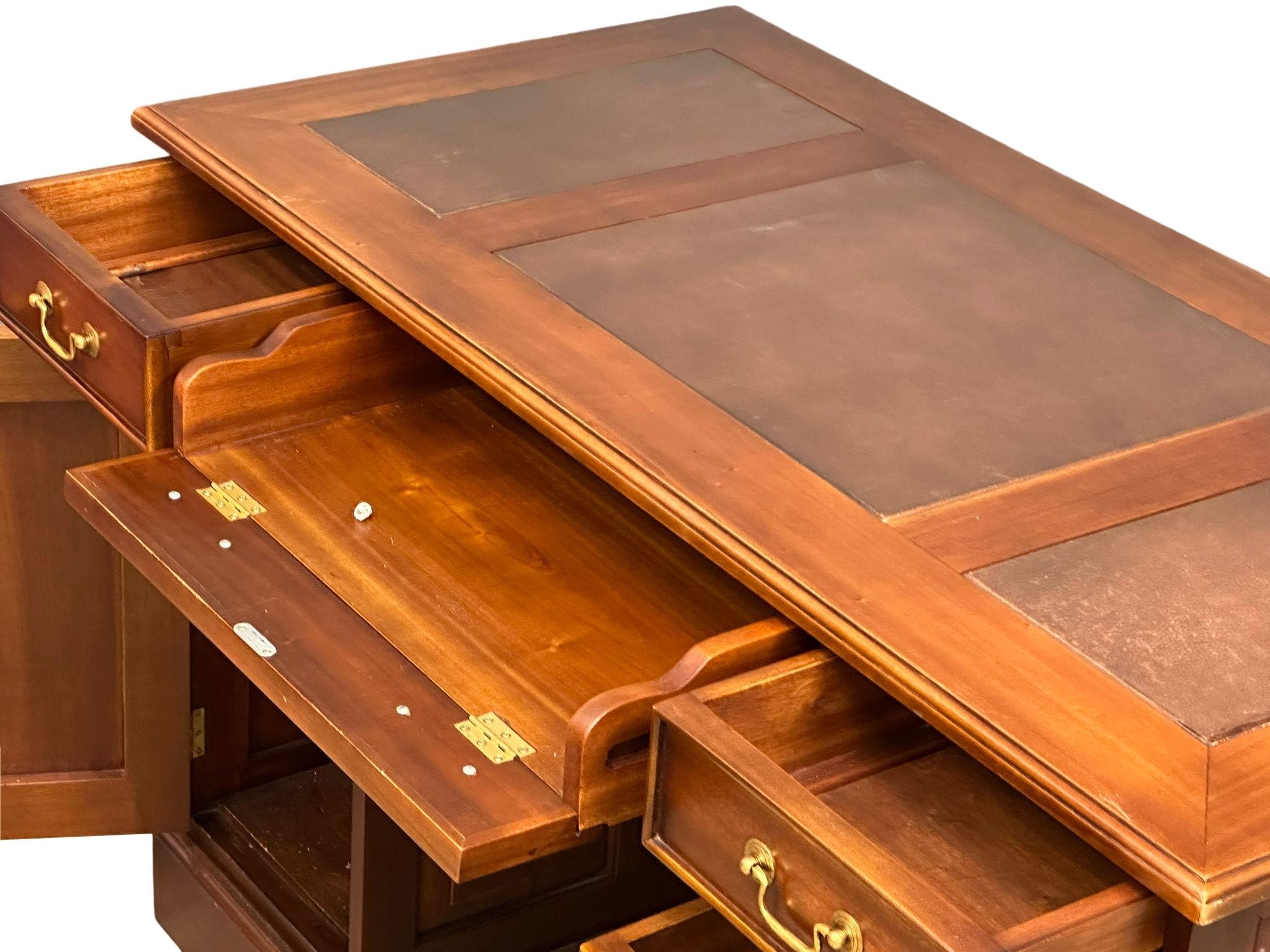 A Georgian style mahogany pedestal desk with leather top. 121x60x80cm - Bild 5 aus 5