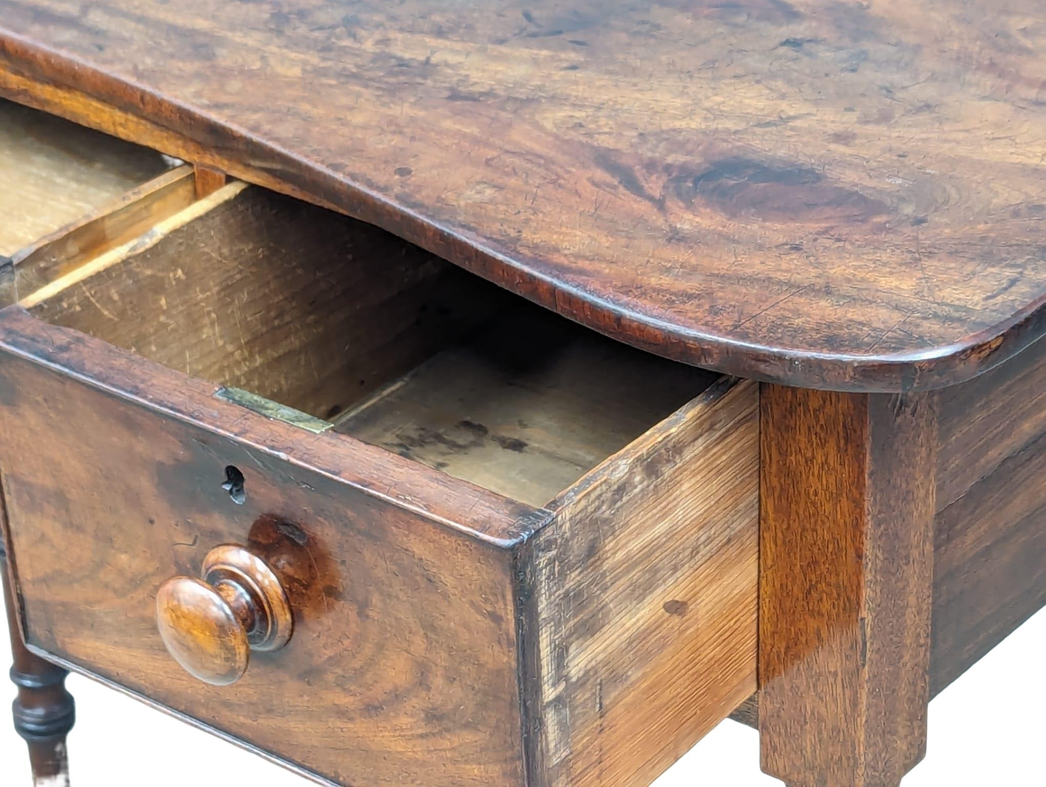 A George IV mahogany side table with 3 drawers and reeded legs. Circa 1820. 102x45x83cm - Image 3 of 7