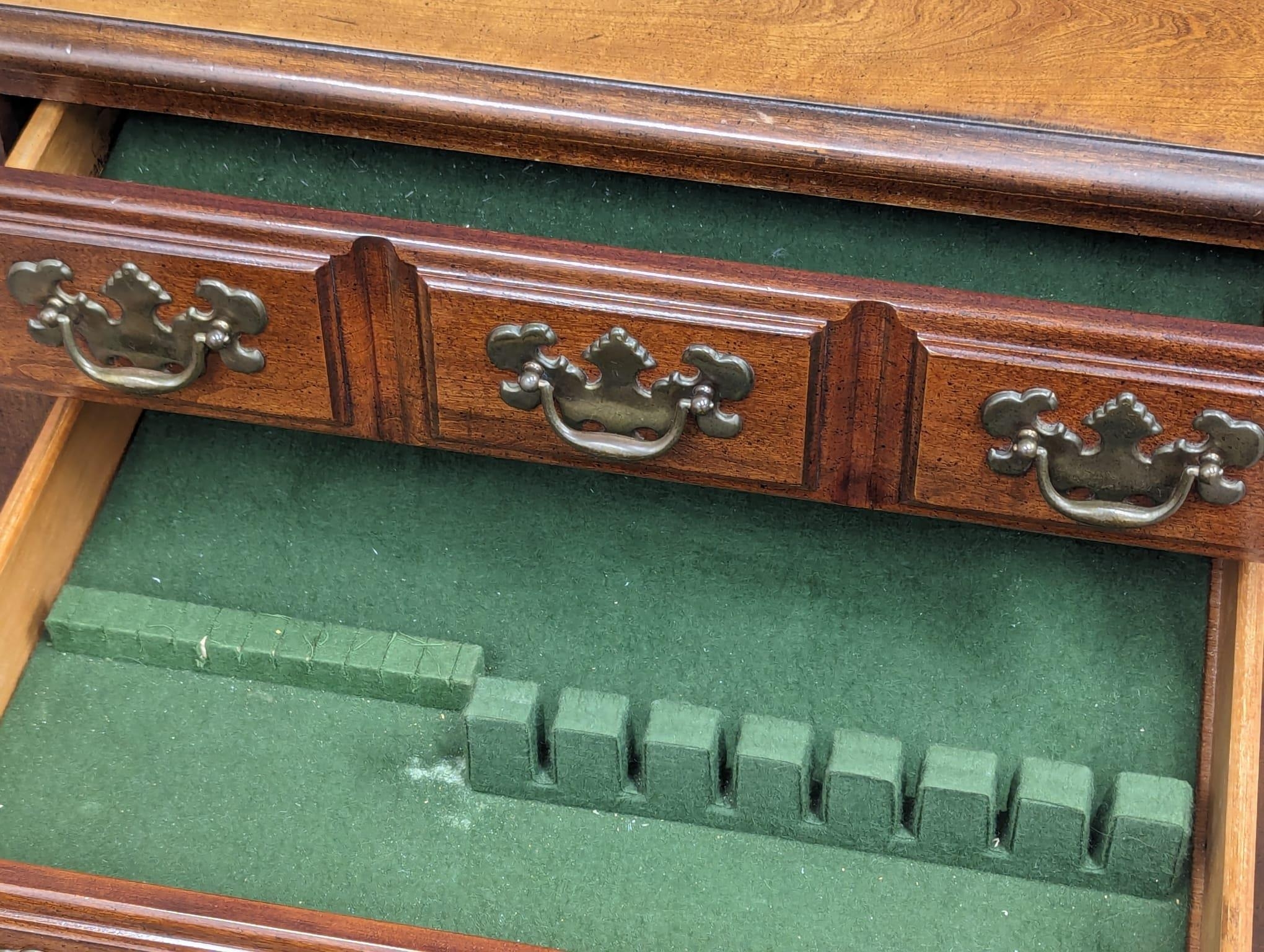 An American Chippendale style chest of drawers / cutlery chest. 63x43x92cm - Bild 6 aus 7