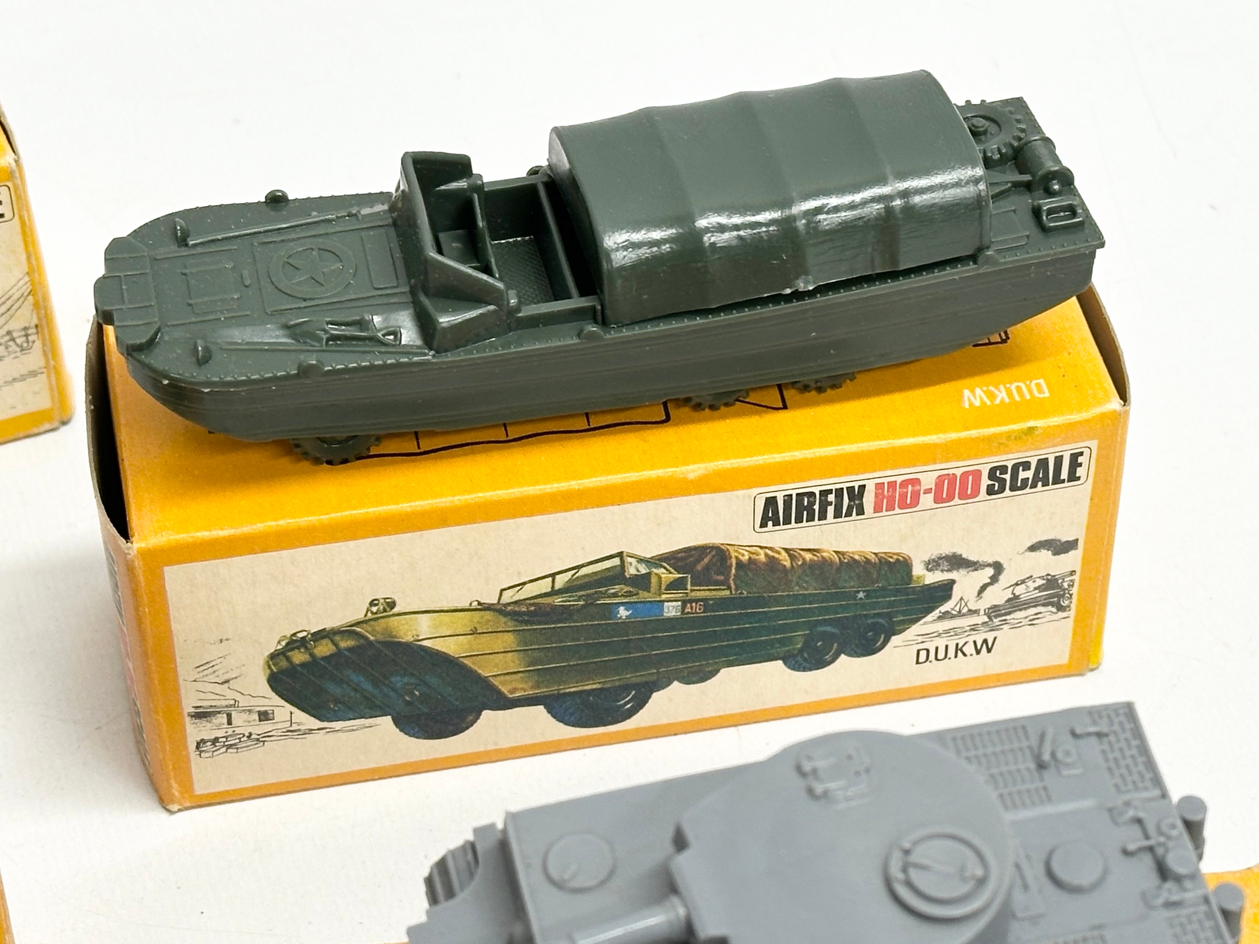 A collection of vintage Airfix HO-OO scale vehicles with boxes and soldiers. - Image 8 of 12