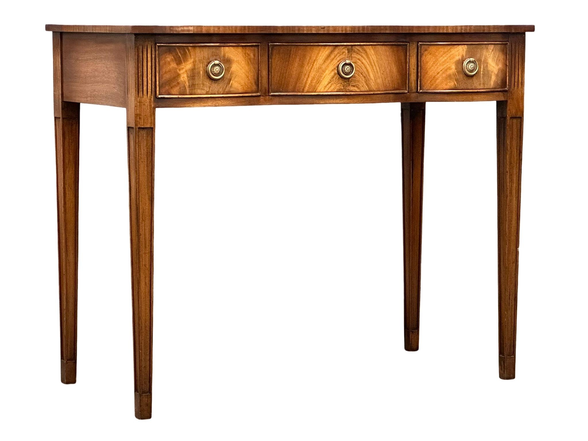 A Hepplewhite style mahogany side table with 3 drawers. 94x49x78cm - Image 3 of 4