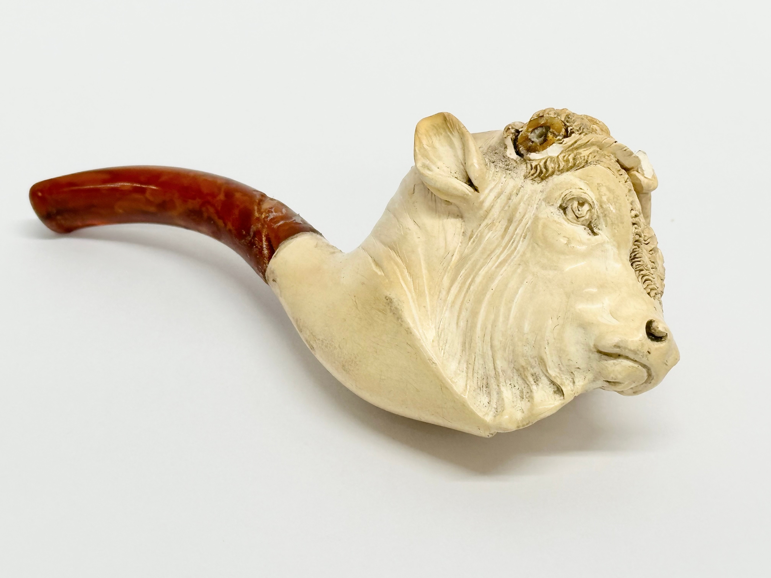 A Late 19th Century meerschaum smokers pipe with original case. 15cm - Image 5 of 7