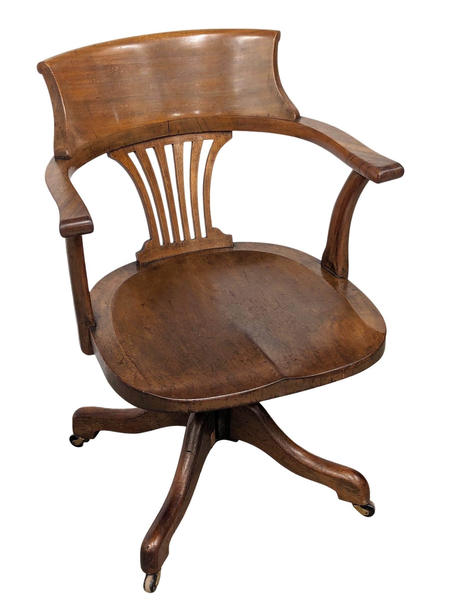 An Early 20th Century oak swivel desk chair. Circa 1900. - Image 4 of 5