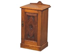 An Edwardian walnut bedside locker. 40.5x33.5x77cm