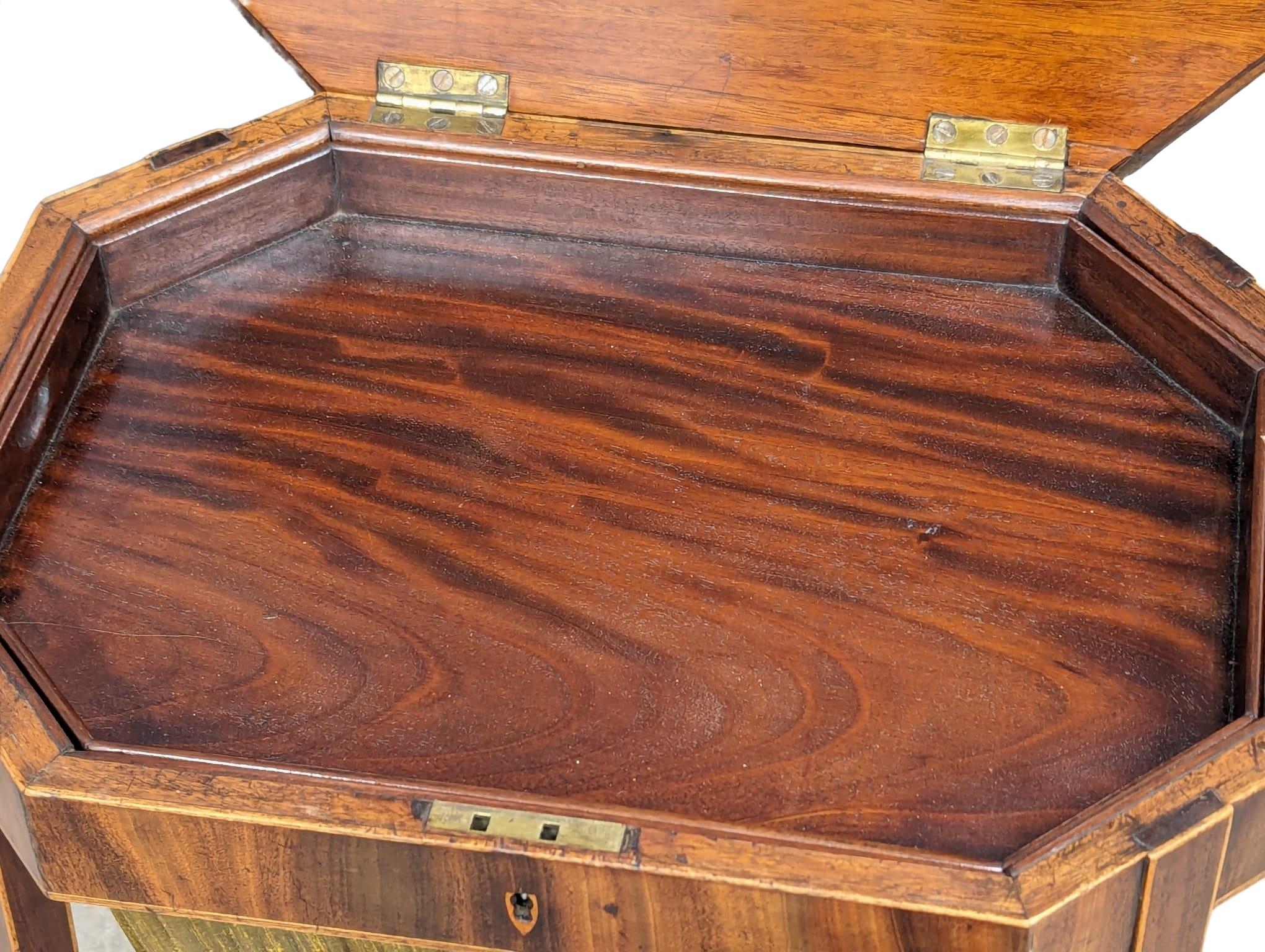 A Early 20th Century Sheraton Revival inlaid mahogany work table with removable tray. Circa 1900. - Bild 2 aus 8