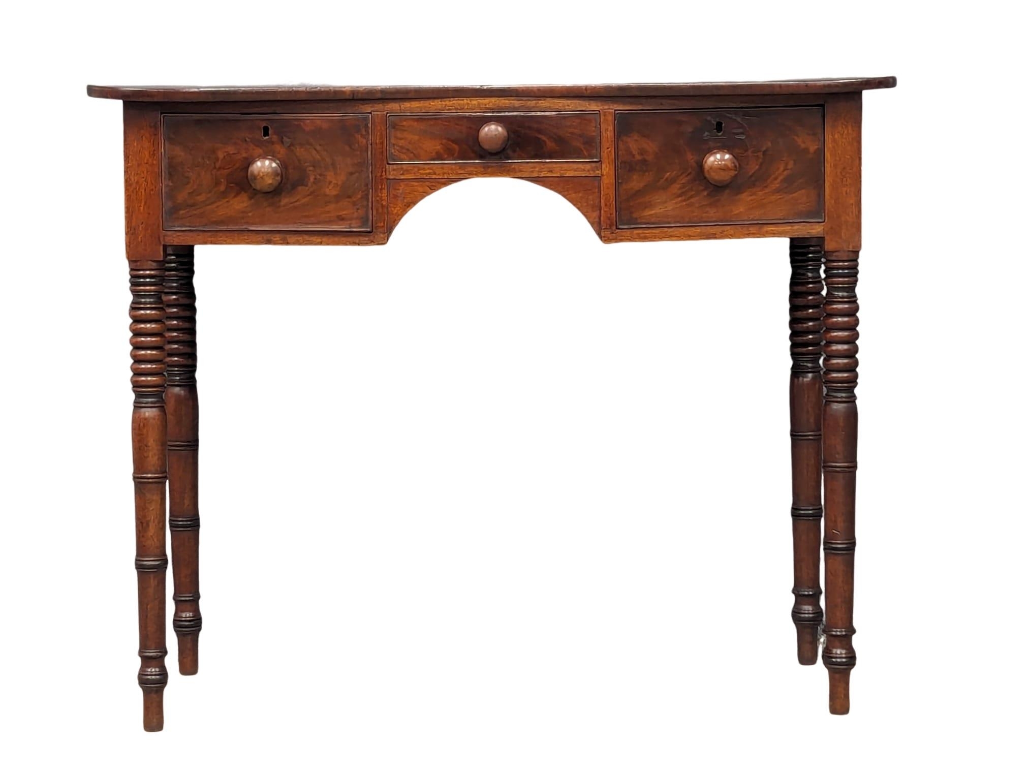 A George IV mahogany side table with 3 drawers and reeded legs. Circa 1820. 102x45x83cm - Image 2 of 7