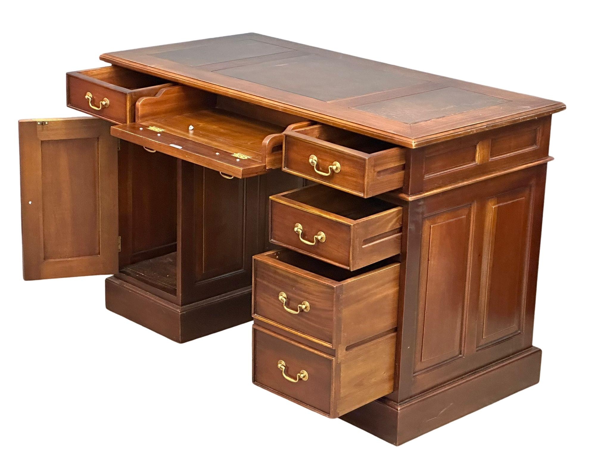 A Georgian style mahogany pedestal desk with leather top. 121x60x80cm - Bild 2 aus 5