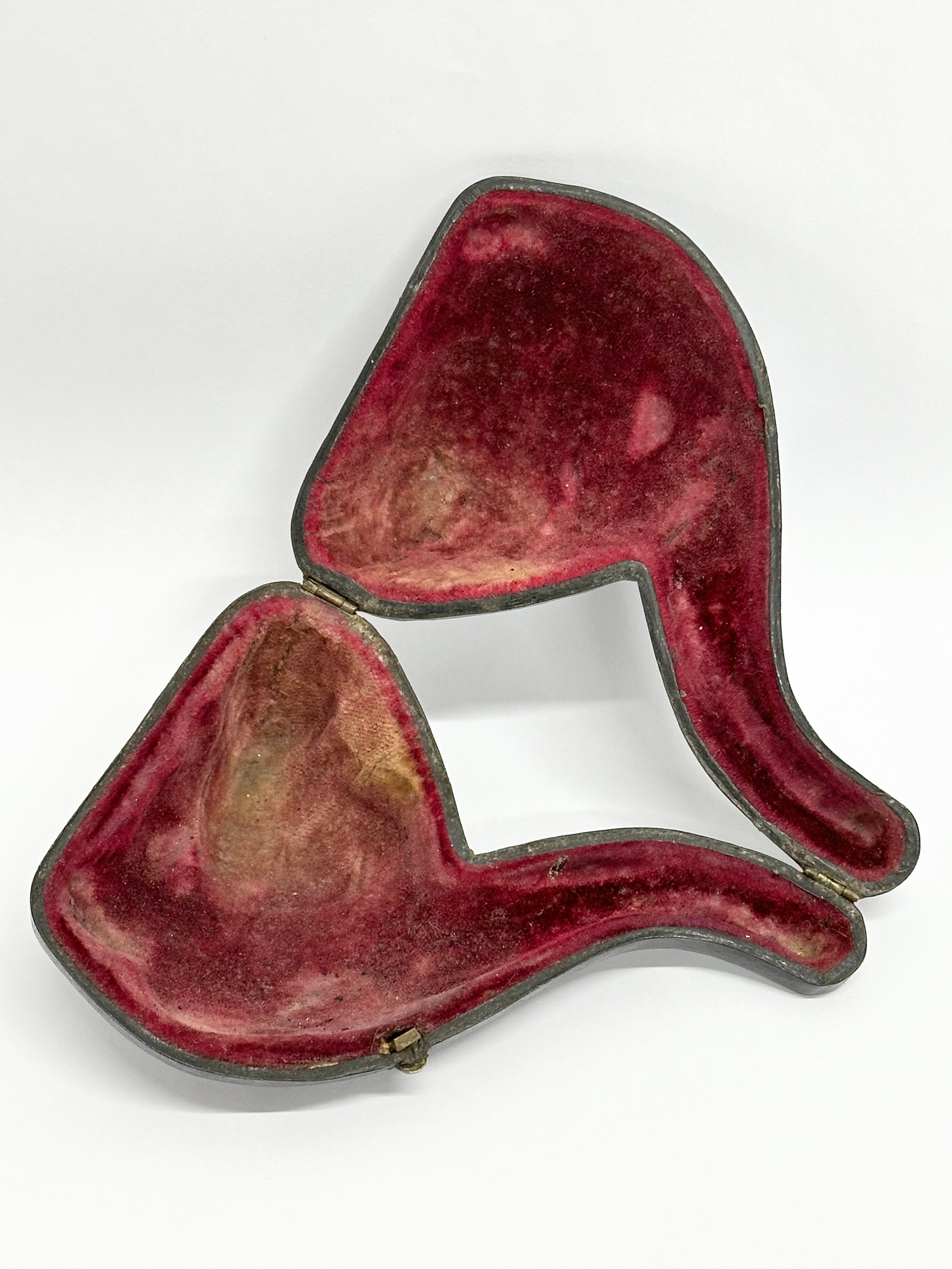 A Late 19th Century meerschaum smokers pipe with original case. 15cm - Image 3 of 7