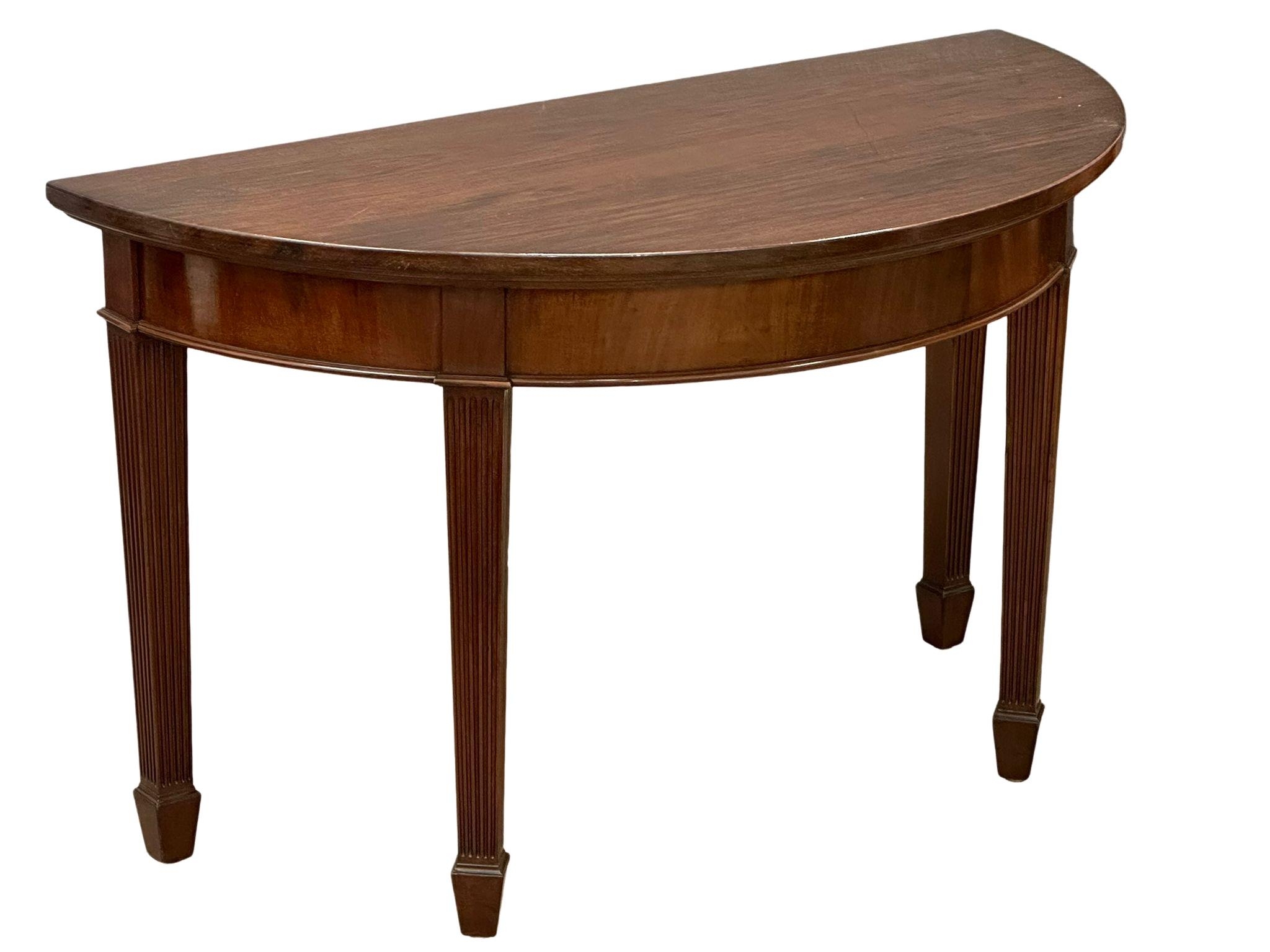 A pair of good quality Early 20th Century mahogany console tables in the Hepplewhite style. Circa - Bild 5 aus 8