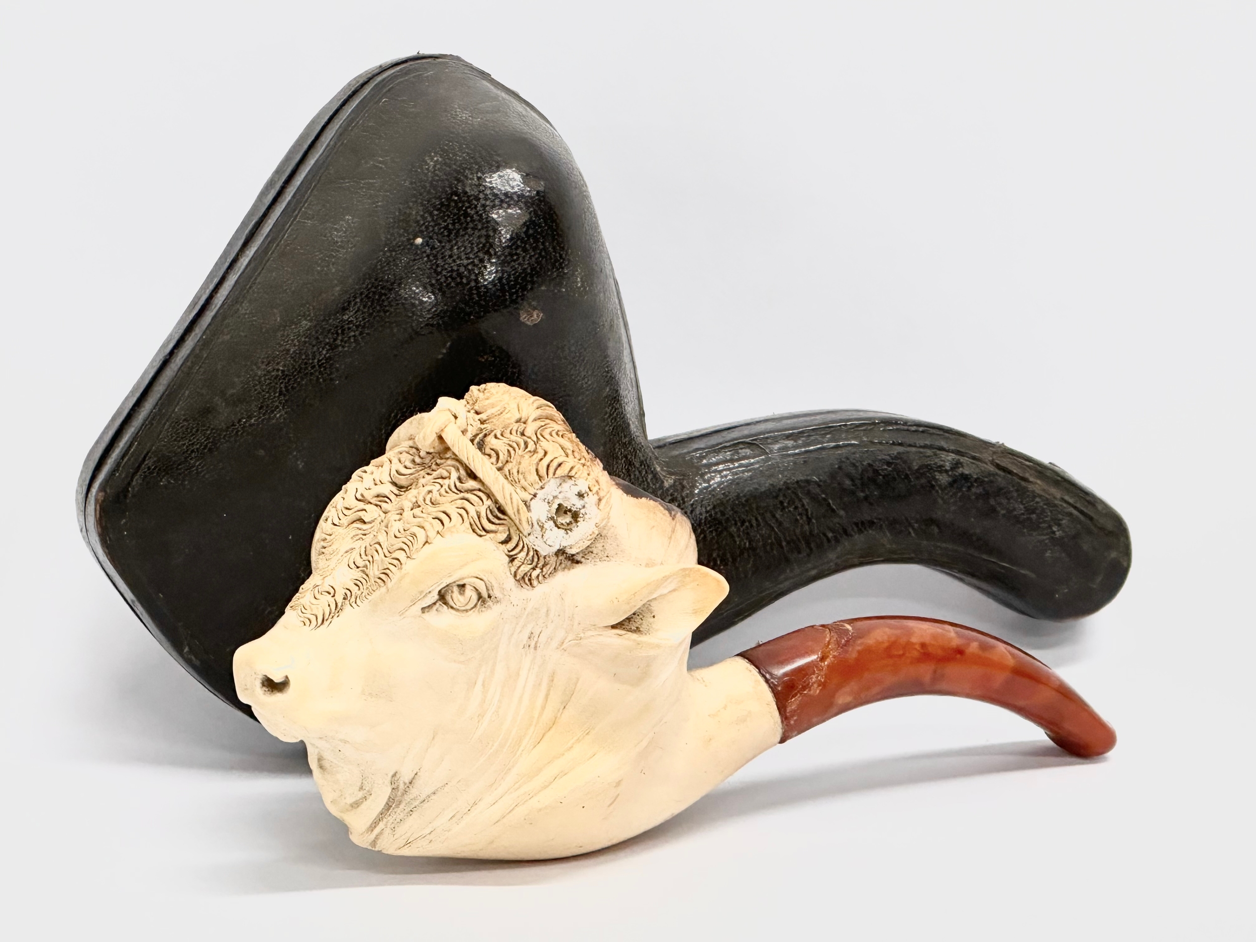 A Late 19th Century meerschaum smokers pipe with original case. 15cm