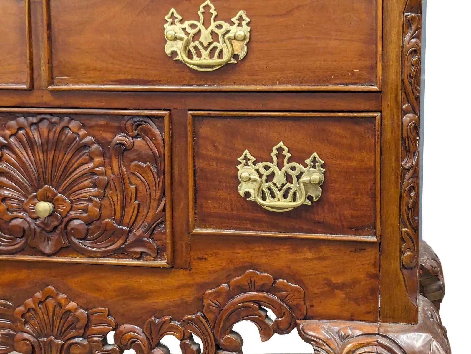 An American Pennsylvania Chippendale style mahogany chest of drawers on cabriole legs, 90cm x 47cm x - Image 2 of 6