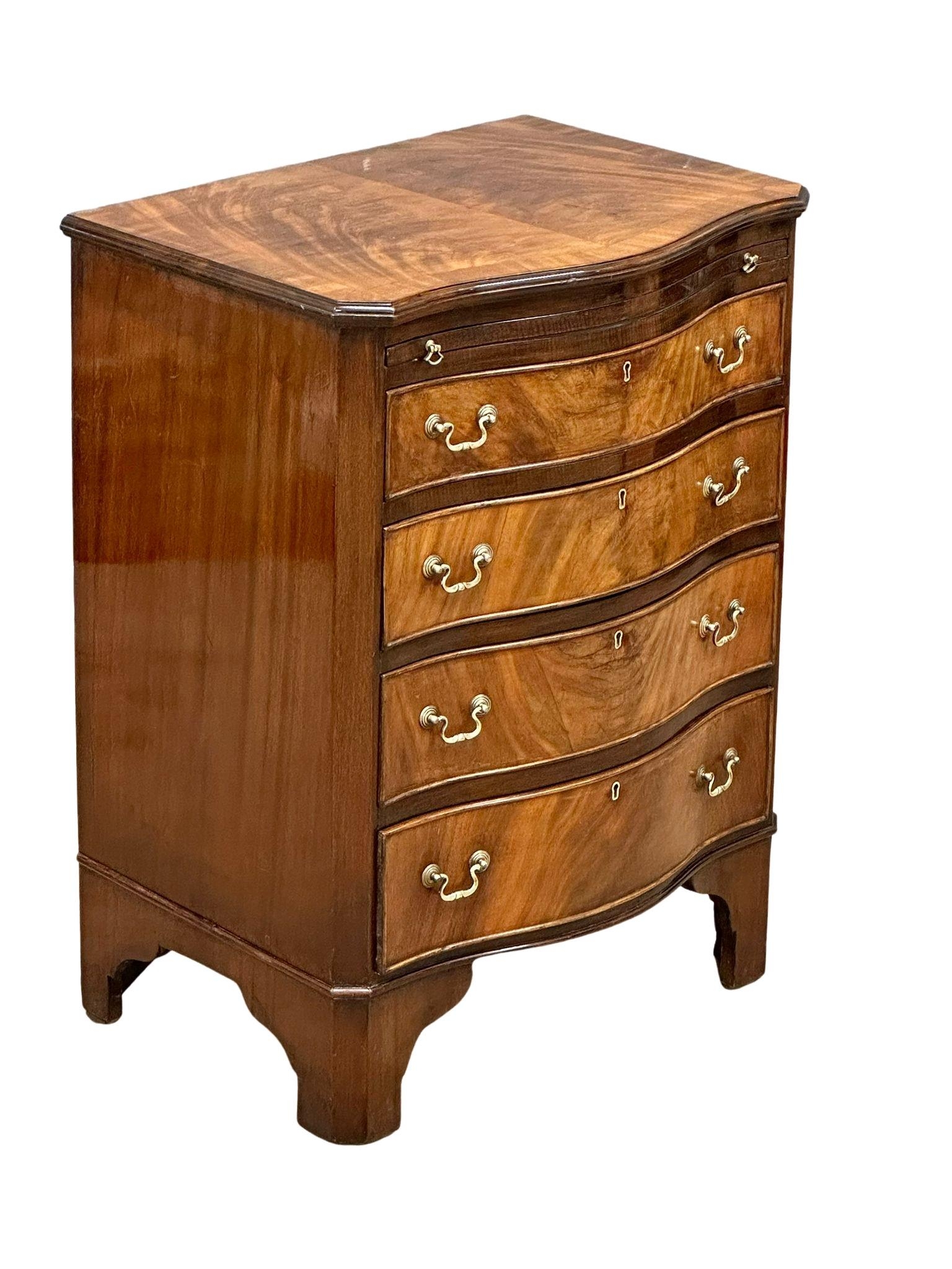 An Early 20th Century Chippendale Revival mahogany bachelors chest of drawers. 62x45x82cm - Image 4 of 6