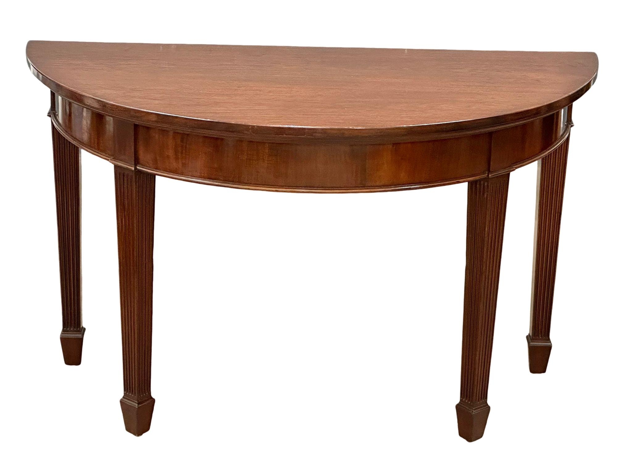 A pair of good quality Early 20th Century mahogany console tables in the Hepplewhite style. Circa - Bild 7 aus 8
