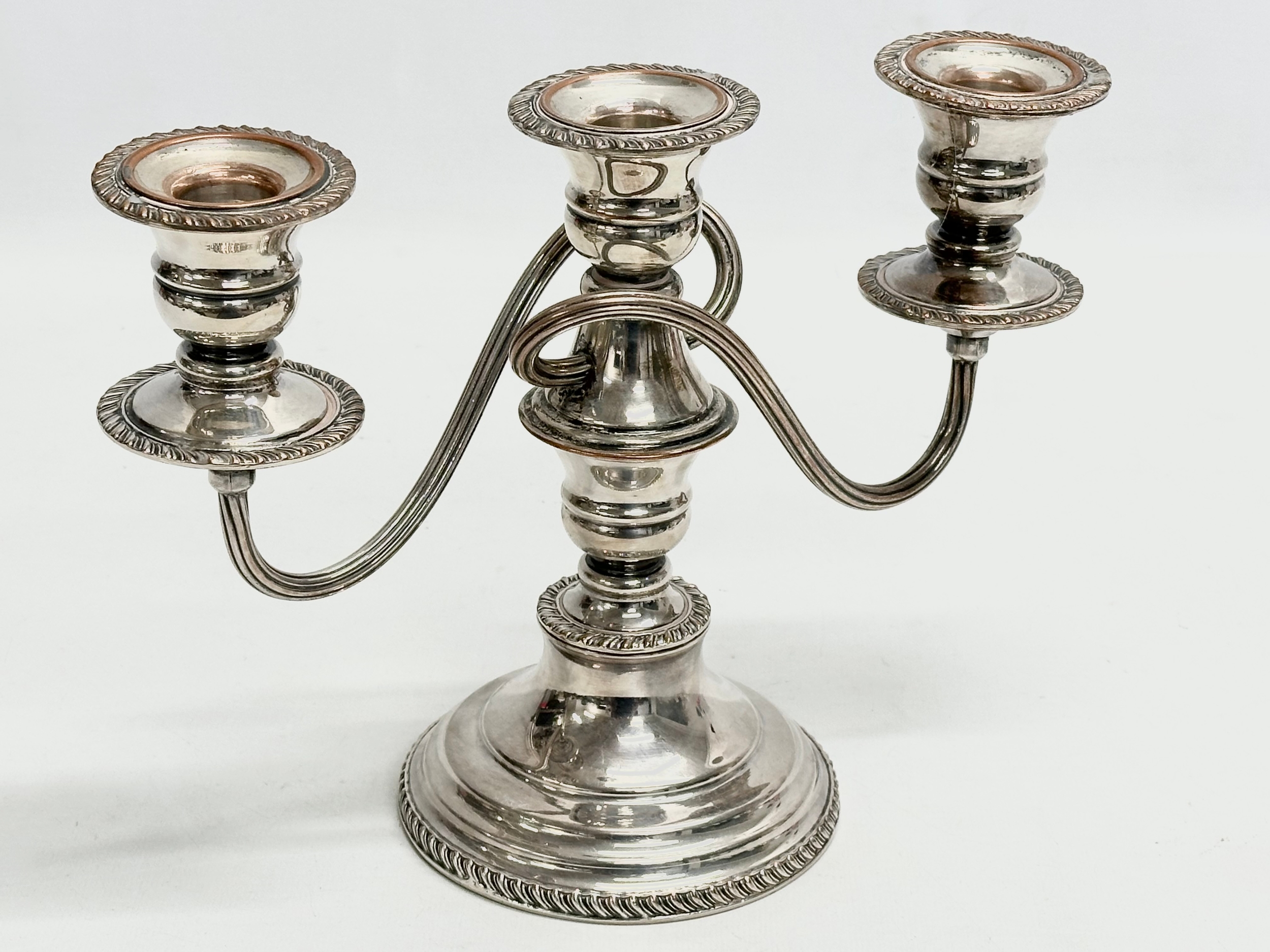 A pair of good quality Edwardian silver plated candelabras. 24x19.5cm - Image 3 of 3