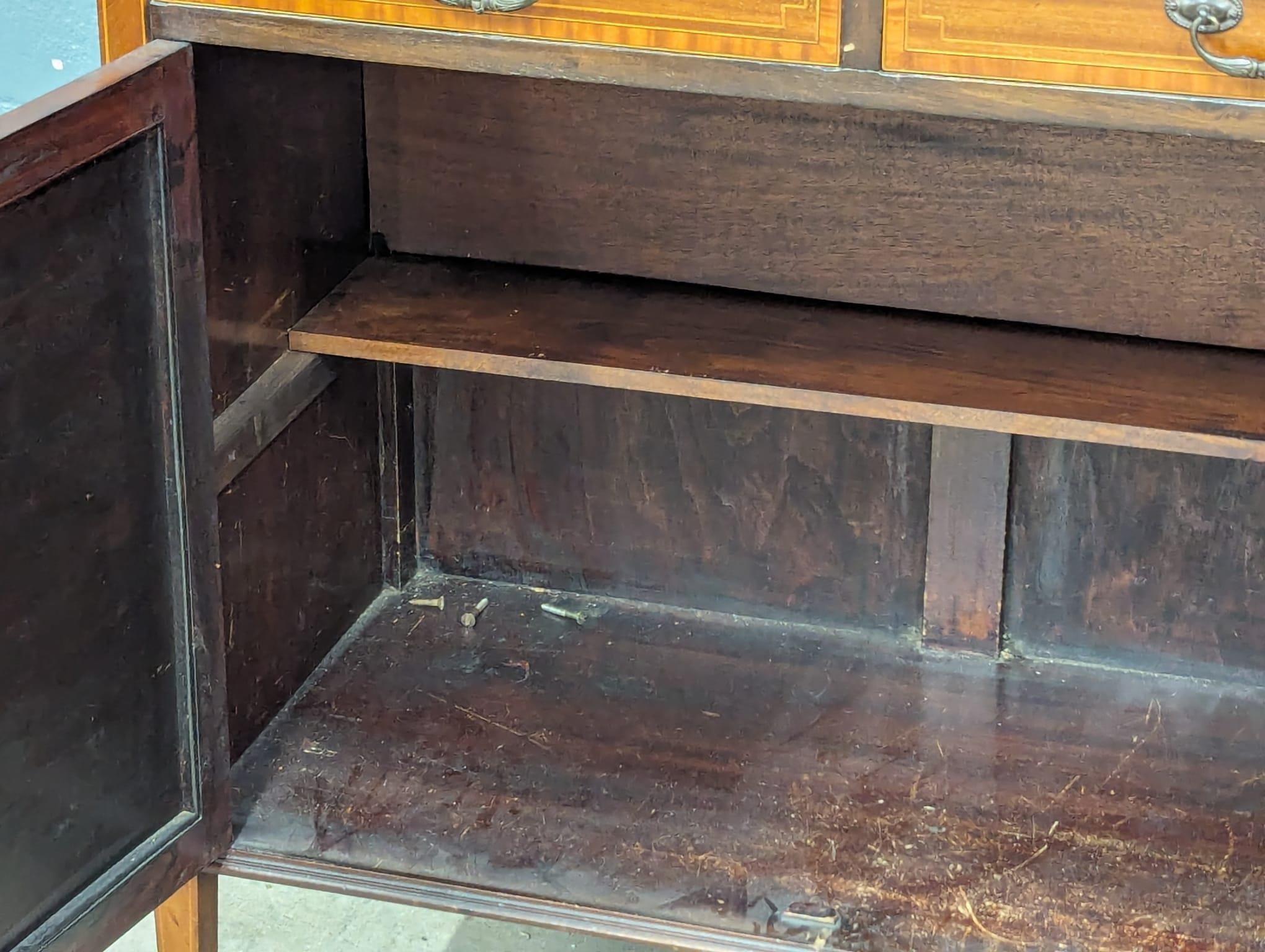 An Early 20th Century Sheraton Revival inlaid mahogany bookcase. Circa 1900. 91x41x200cm - Image 7 of 9