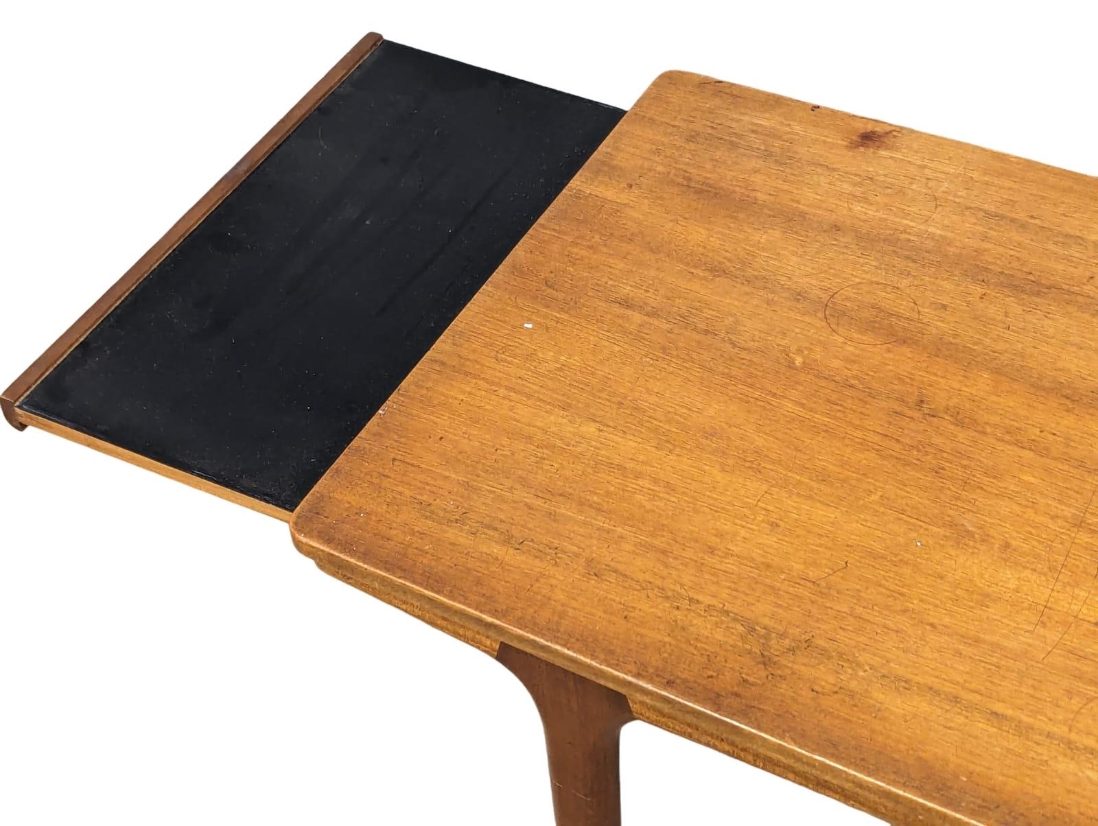 A McIntosh Mid Century teak extending coffee table. Extended, 150x48.5x46cm. Not extended 107x48. - Bild 2 aus 6