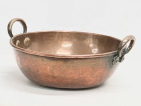A large 19th Century Victorian copper pan. 46x42x20cm