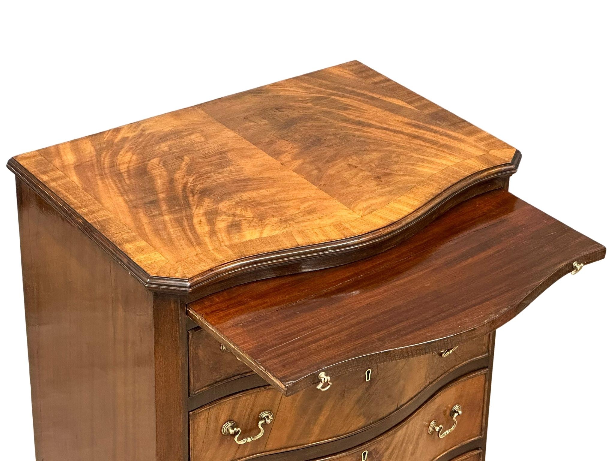 An Early 20th Century Chippendale Revival mahogany bachelors chest of drawers. 62x45x82cm - Image 5 of 6
