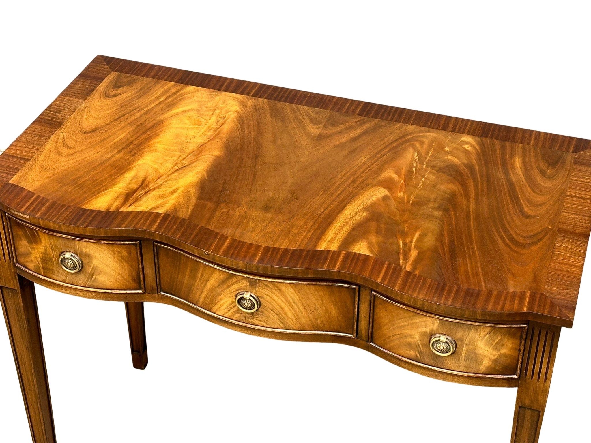 A Hepplewhite style mahogany side table with 3 drawers. 94x49x78cm - Image 4 of 4