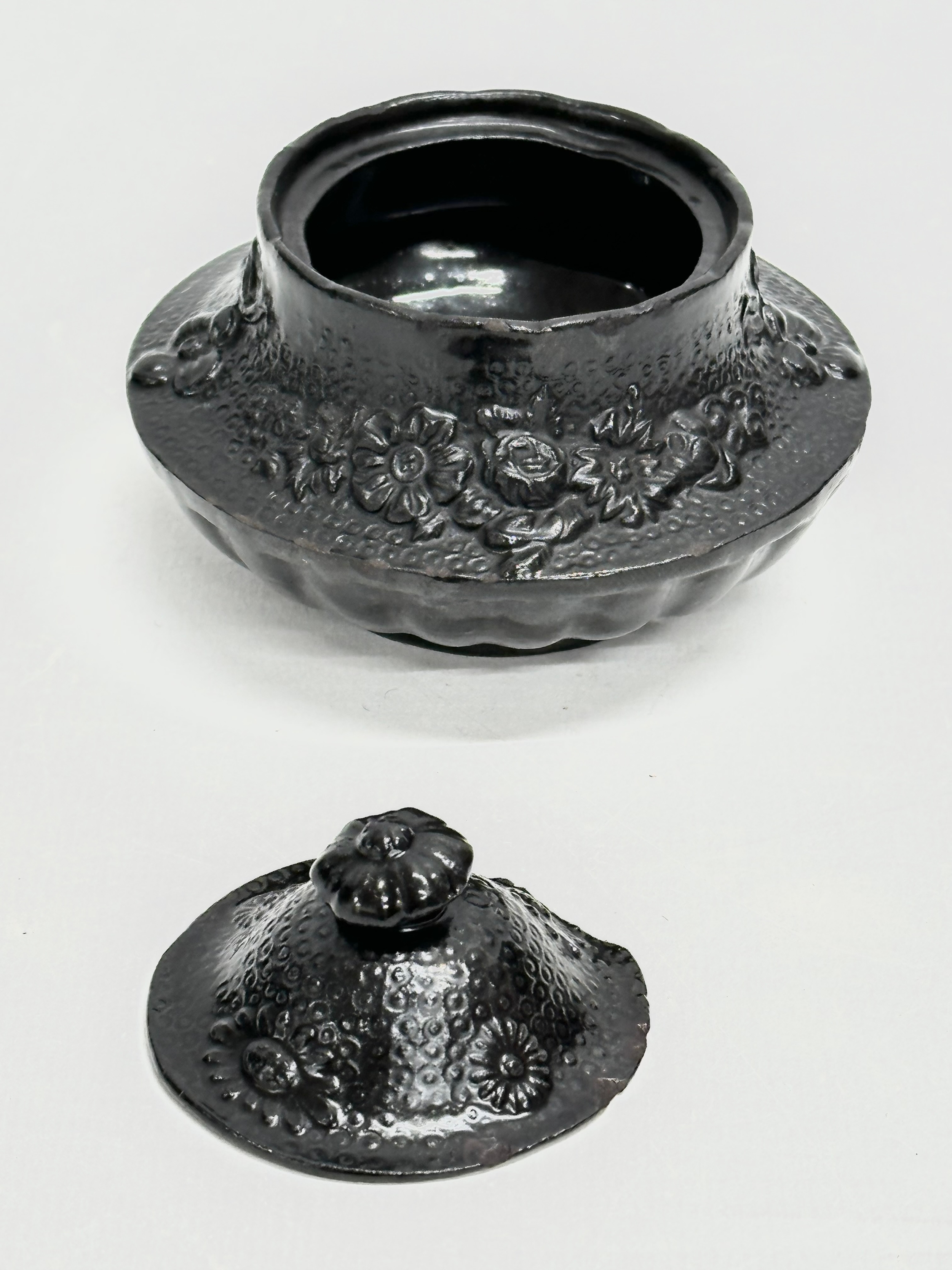 5 pieces of Late 18th/Early 19th Century English black basalt pottery. Sugar bowl with lid - Image 9 of 18