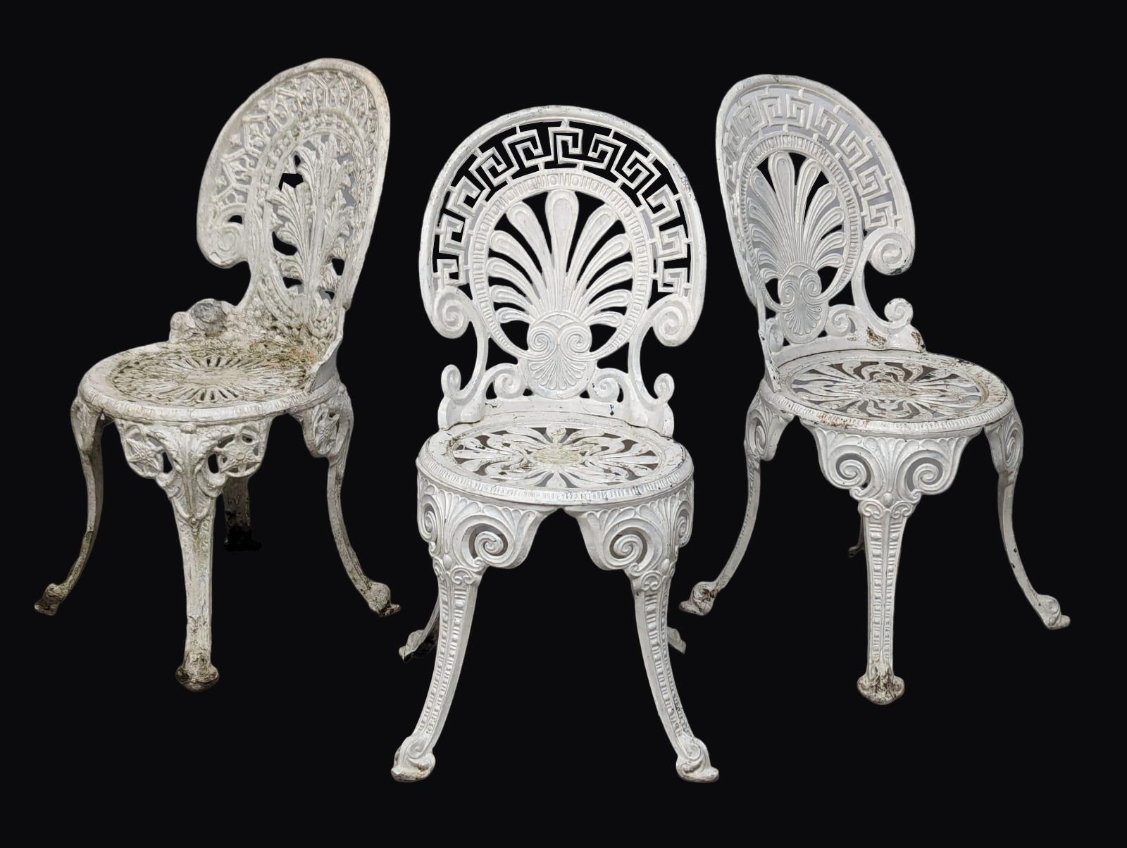 An ornate Victorian style cast alloy garden table and 3 chairs - Bild 2 aus 7
