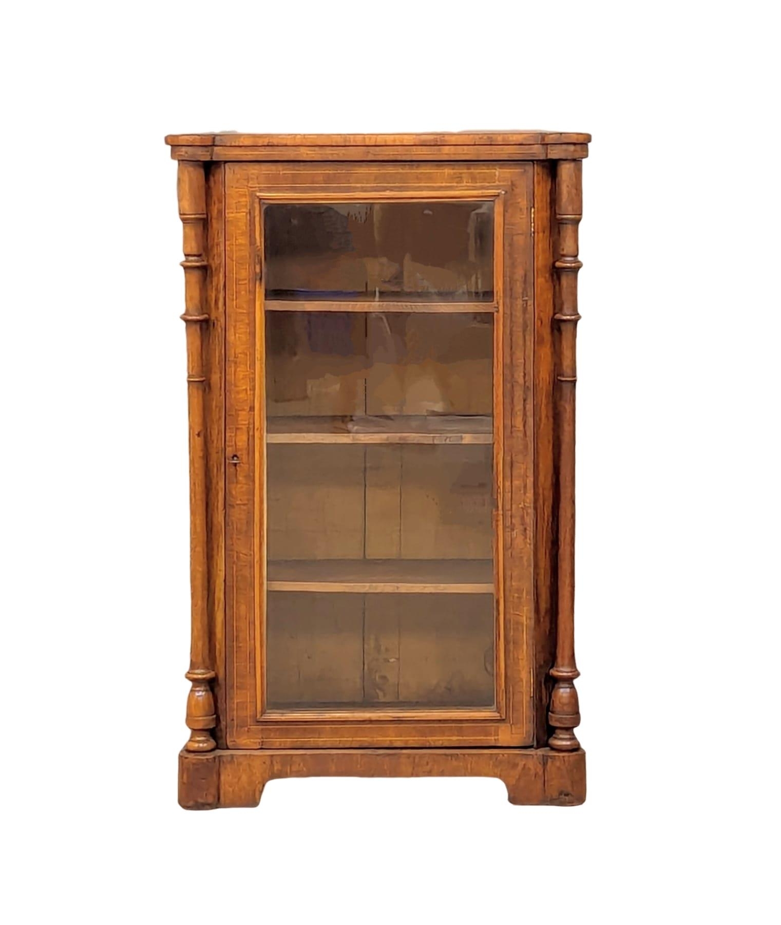 A Victorian inlaid walnut display cabinet / music cabinet. 60x36x96cm - Image 5 of 5