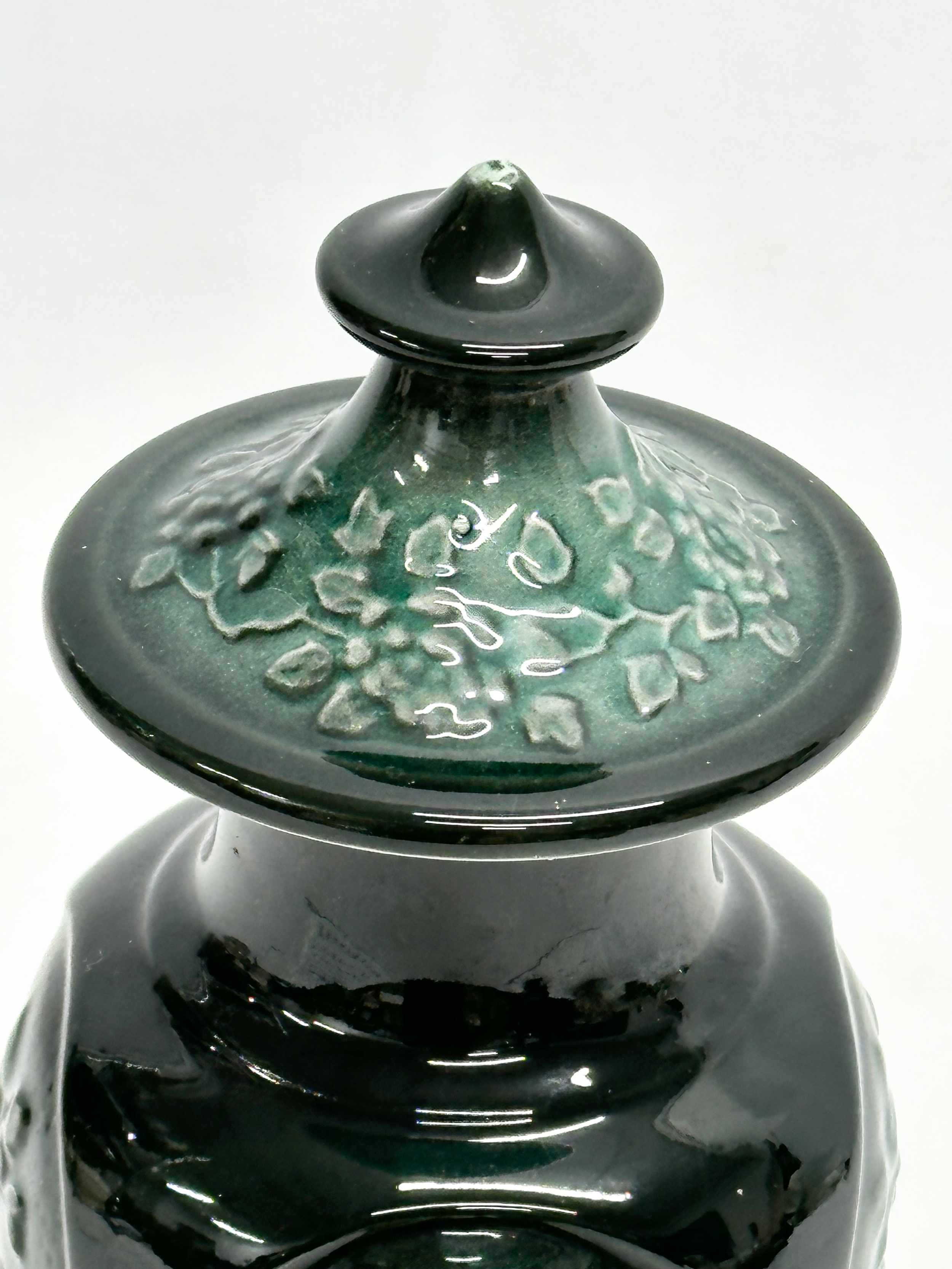 A 1970’s Sylvac Chinese style jar with lid. 24cm - Image 3 of 5