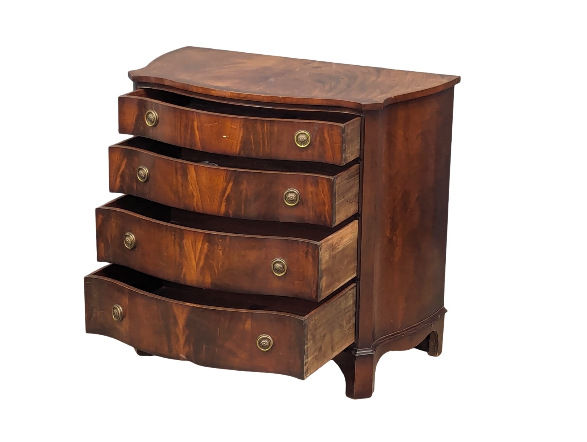 A George III style mahogany Serpentine front chest of drawers. 89x51x83.5cm - Image 5 of 7