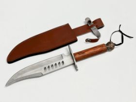 A hunting style knife. 35cm