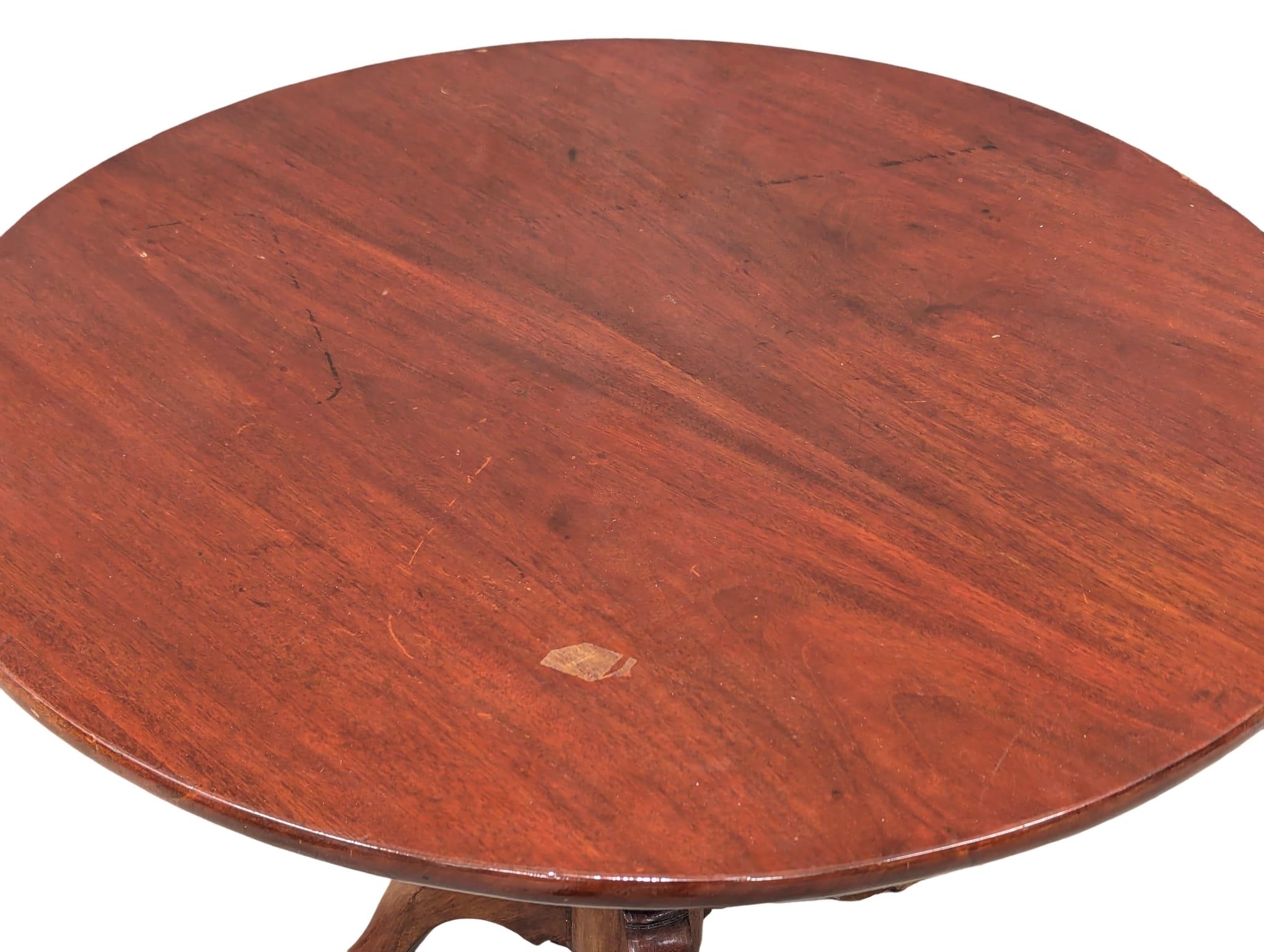 An early George III mahogany snap top pedestal table, circa 1770. 86cm x 69.5cm - Image 2 of 7