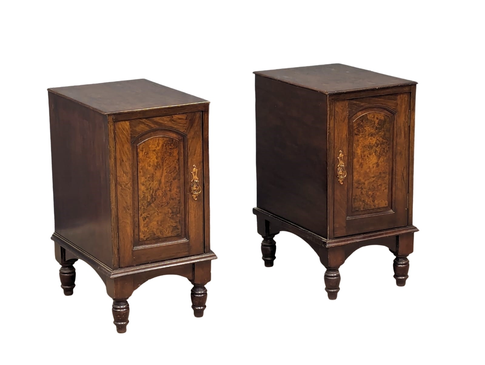 A pair of Edwardian mahogany bedside cabinets. 36x50x72.5cm