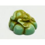 A signed Chinese Jade frog. 4cm