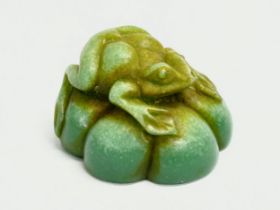 A signed Chinese Jade frog. 4cm