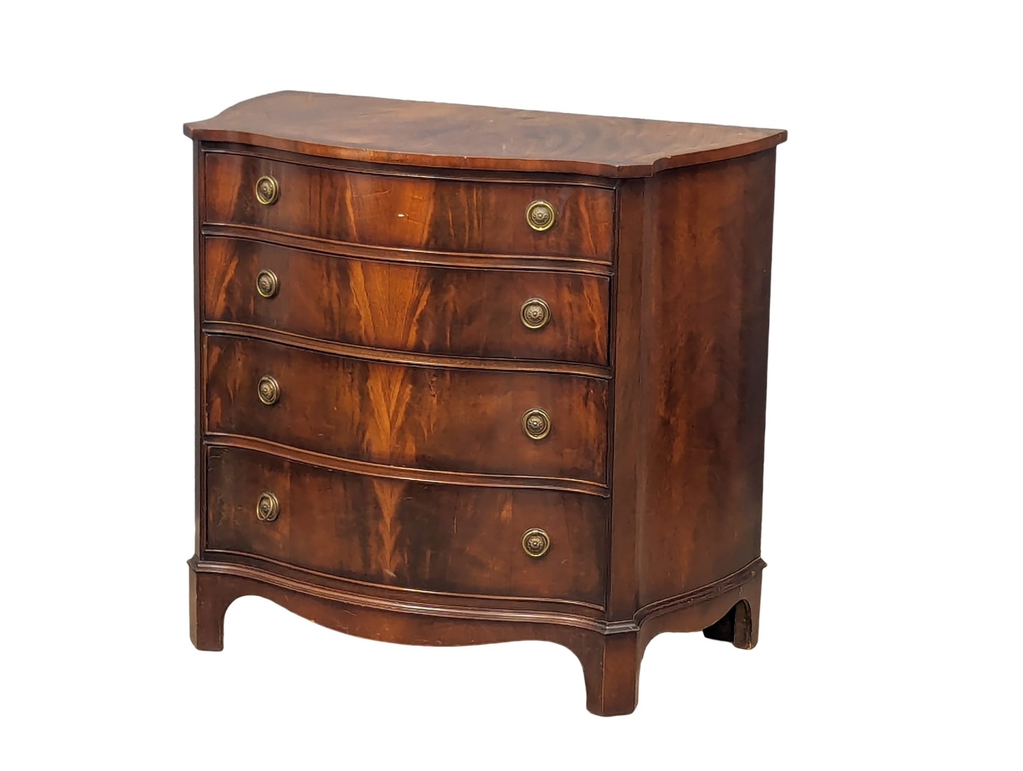 A George III style mahogany Serpentine front chest of drawers. 89x51x83.5cm