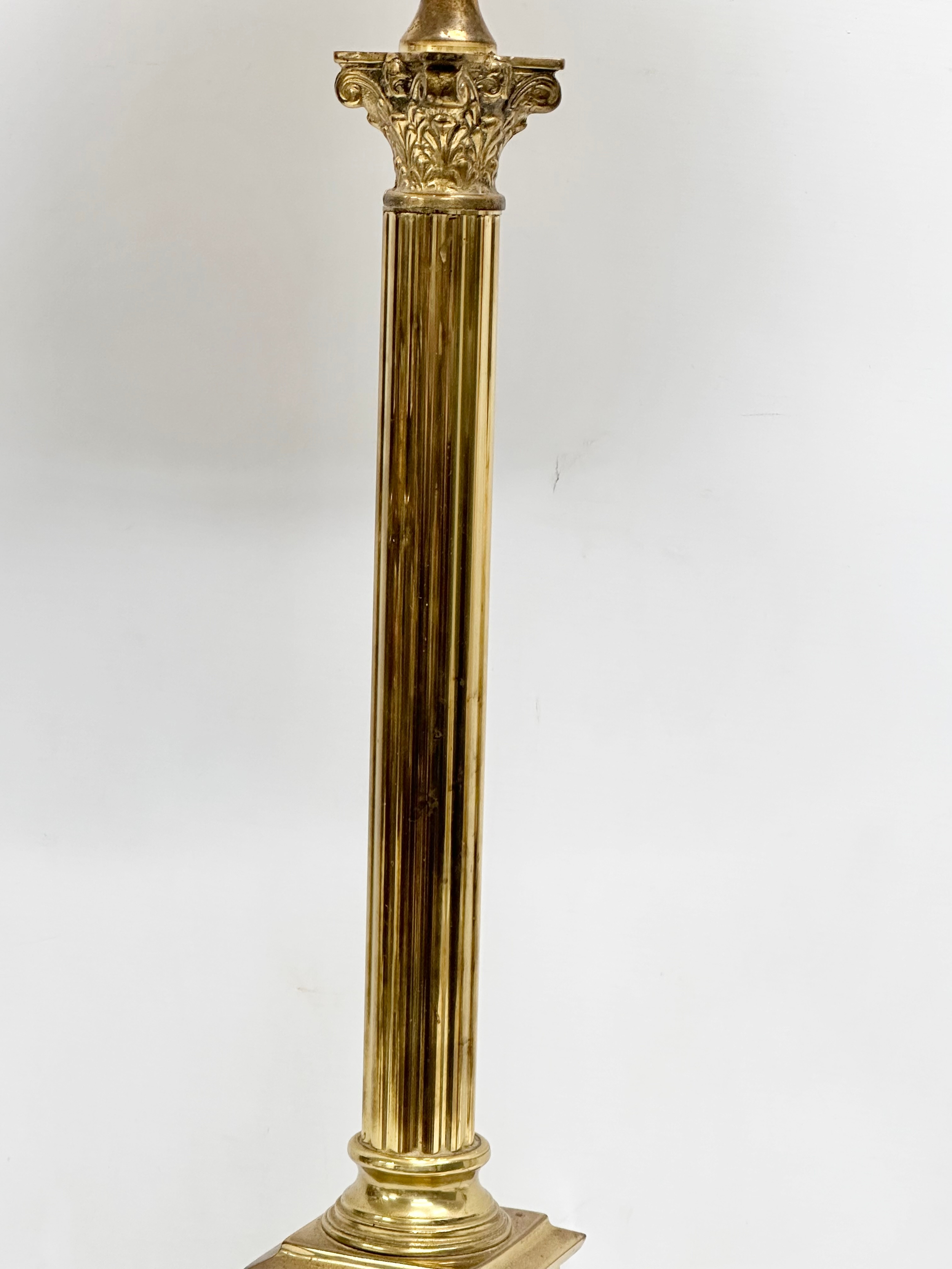 A large 20th Century brass table lamp with Corinthian column. Base measures 17x17x64cm - Bild 3 aus 4