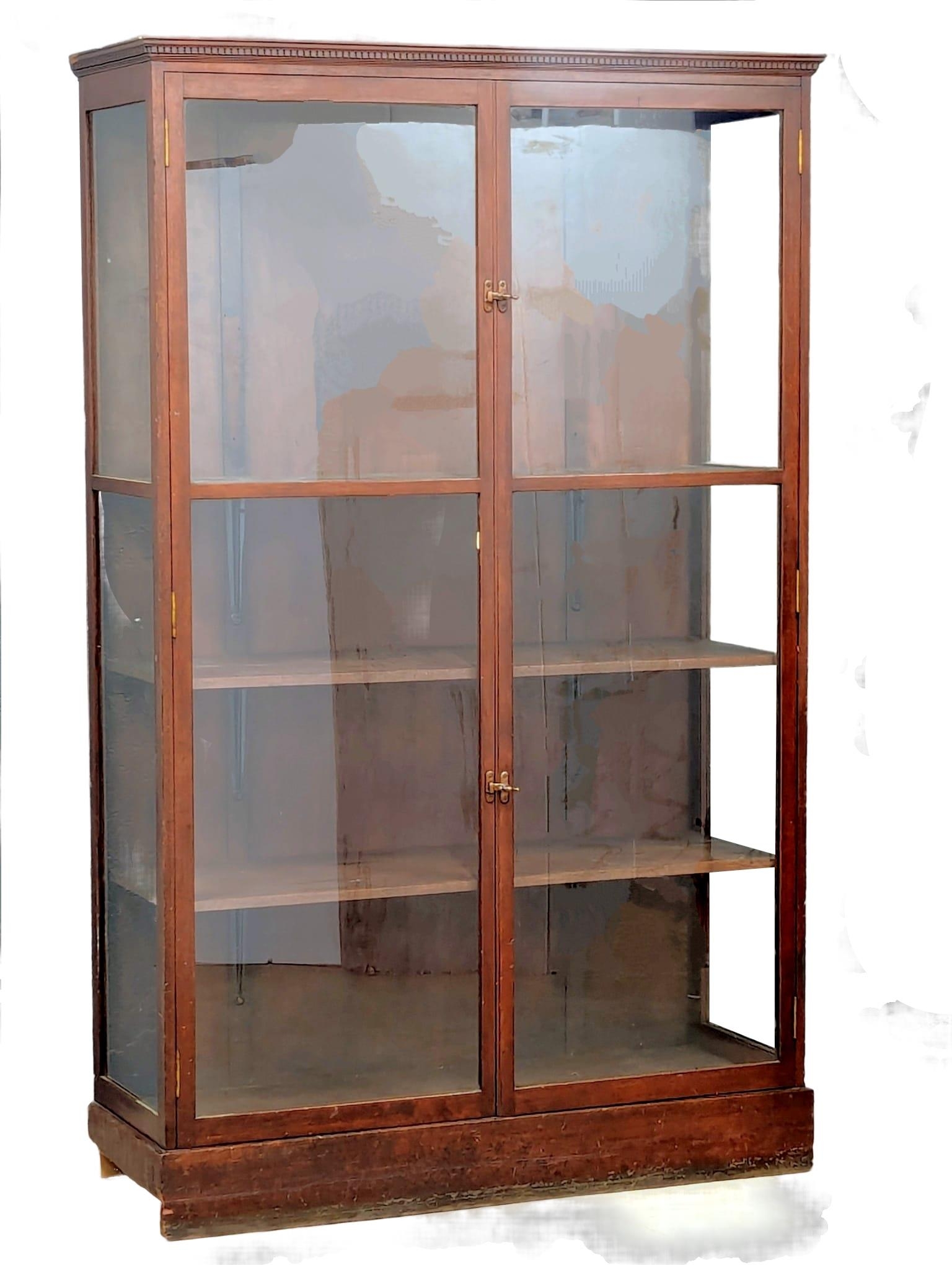 A large Early 20th Century mahogany display cabinet. 126x46x202cm