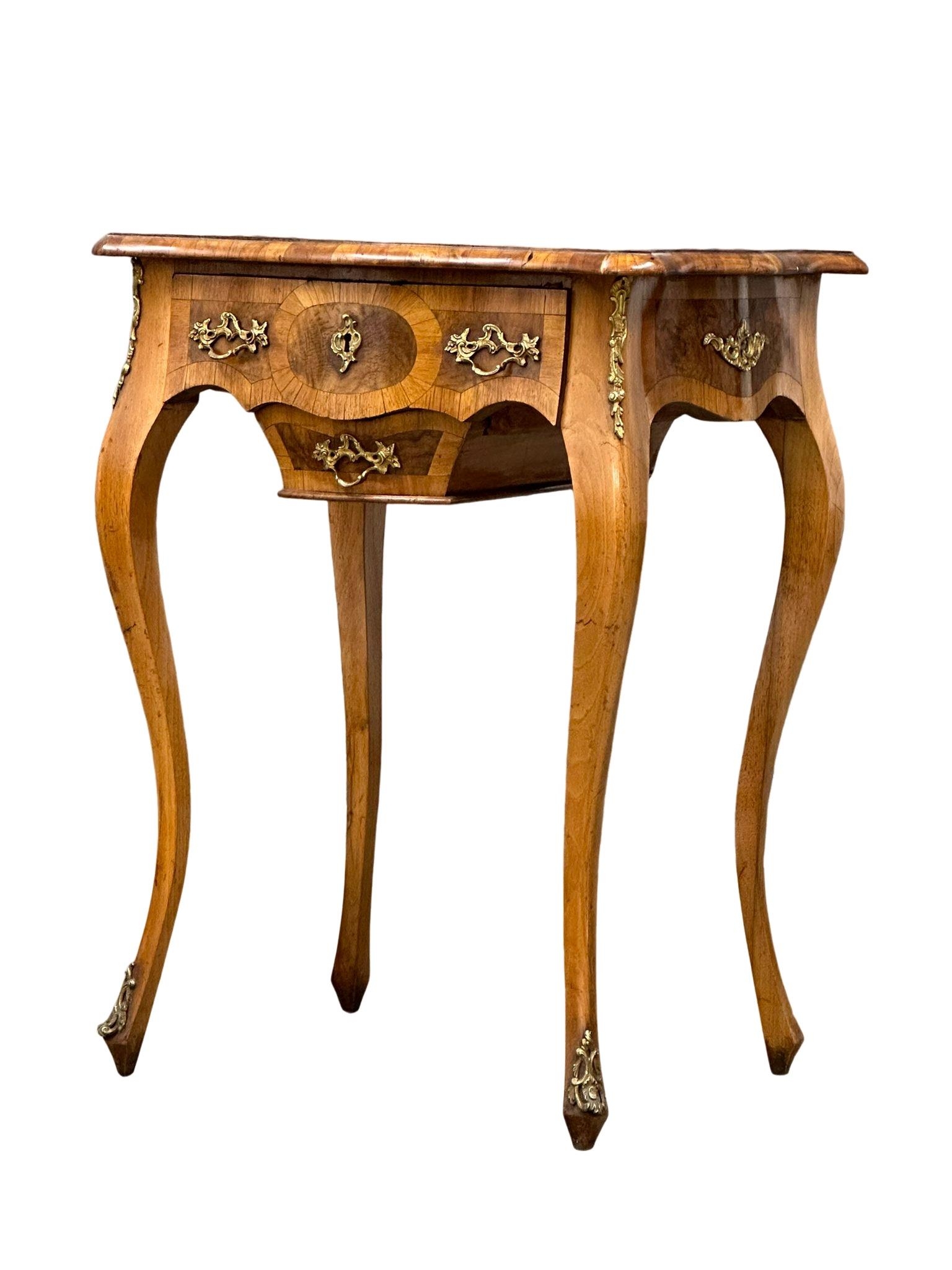A good quality late 19th century French walnut work table/ side table with brass ormolu mounts. - Bild 2 aus 7