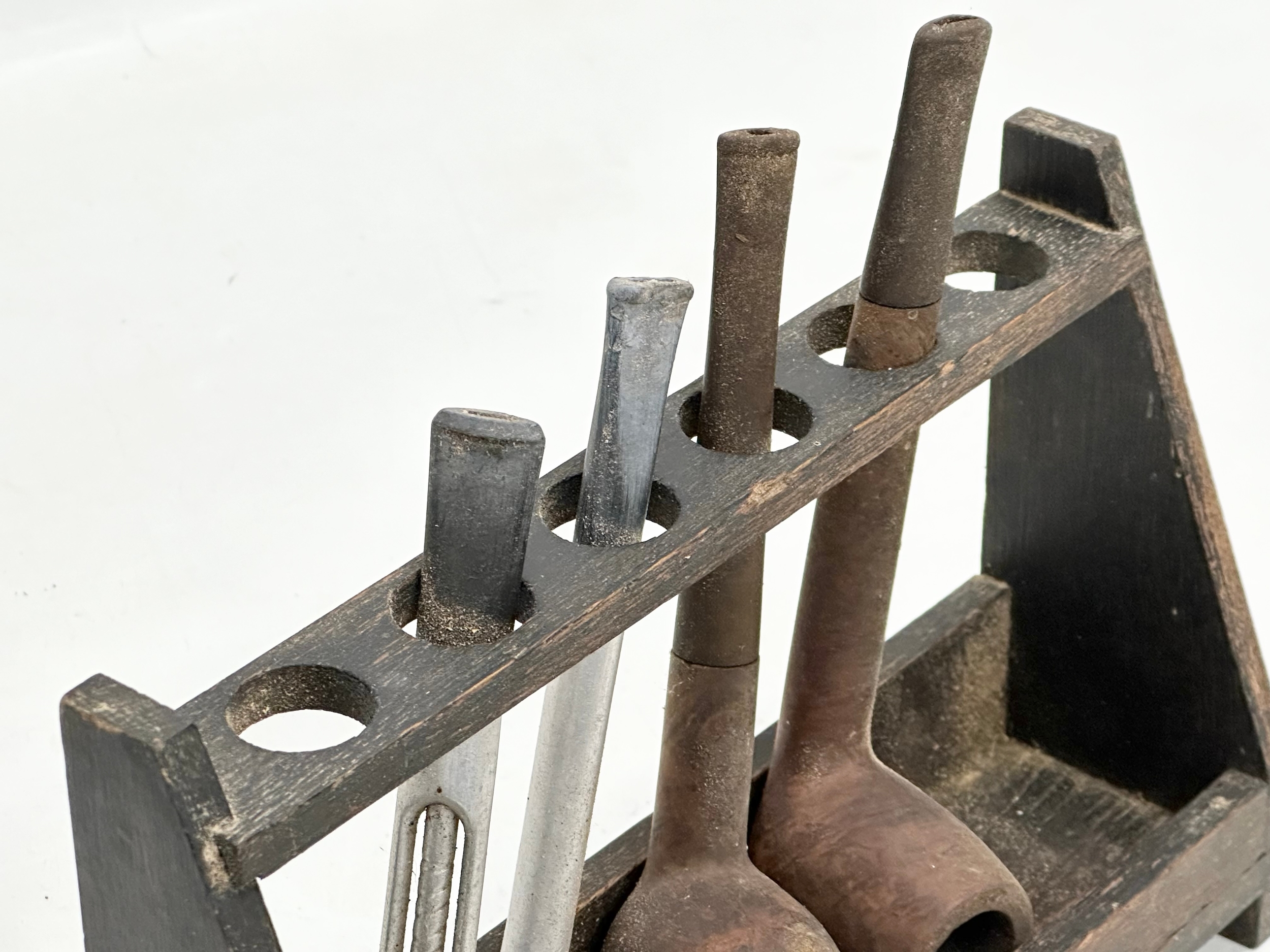 A Late 19th/Early 20th Century pipe rack with smokers pipes. 21x14cm - Image 3 of 3