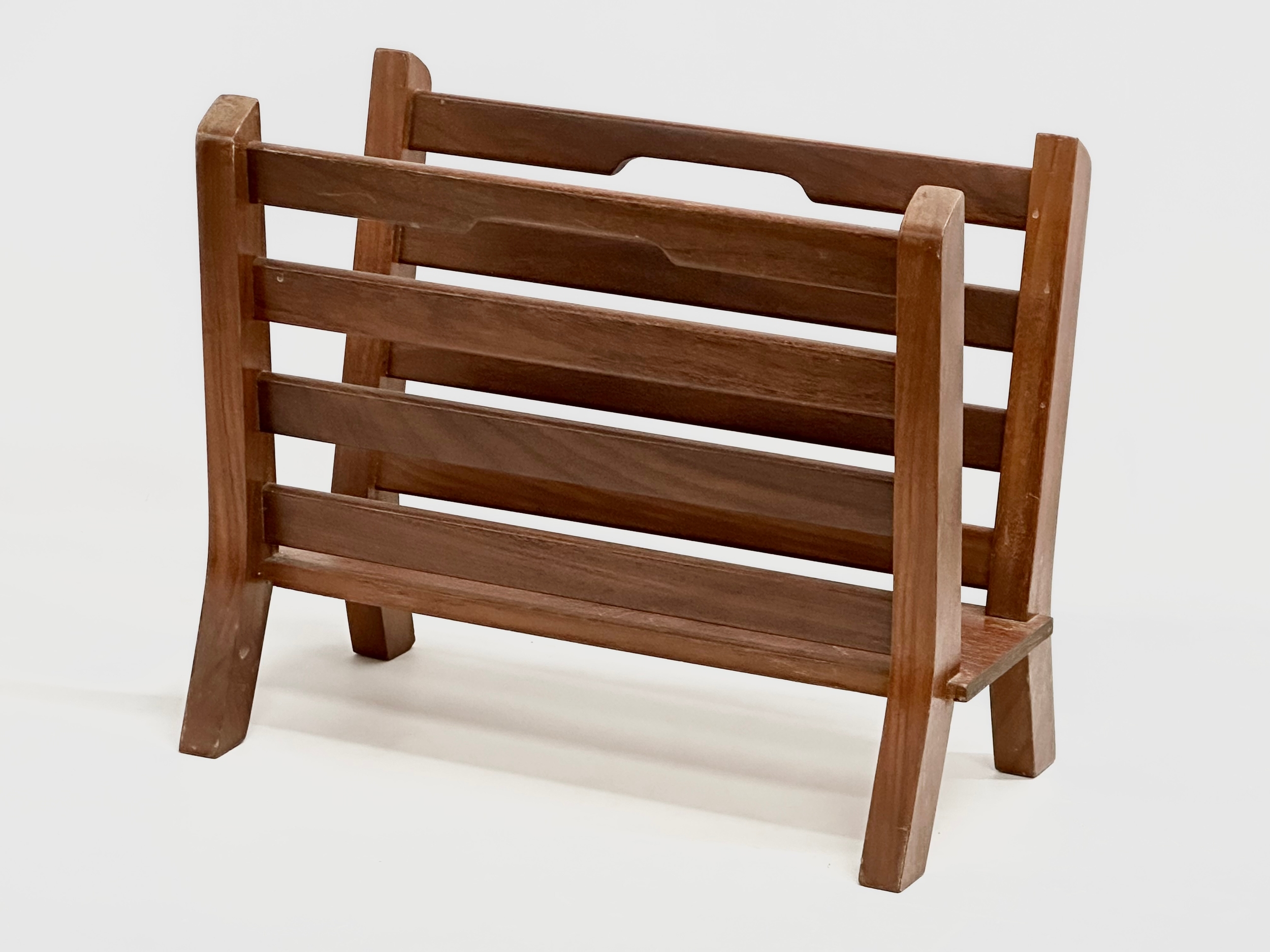 A Mid Century teak magazine rack. 40x21x33cm