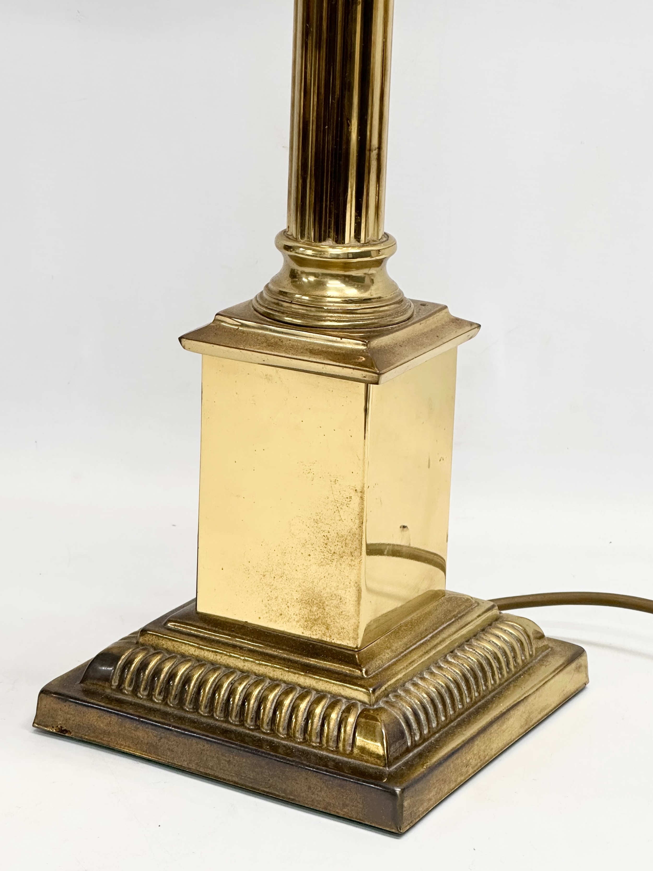 A large 20th Century brass table lamp with Corinthian column. Base measures 17x17x64cm - Image 2 of 4