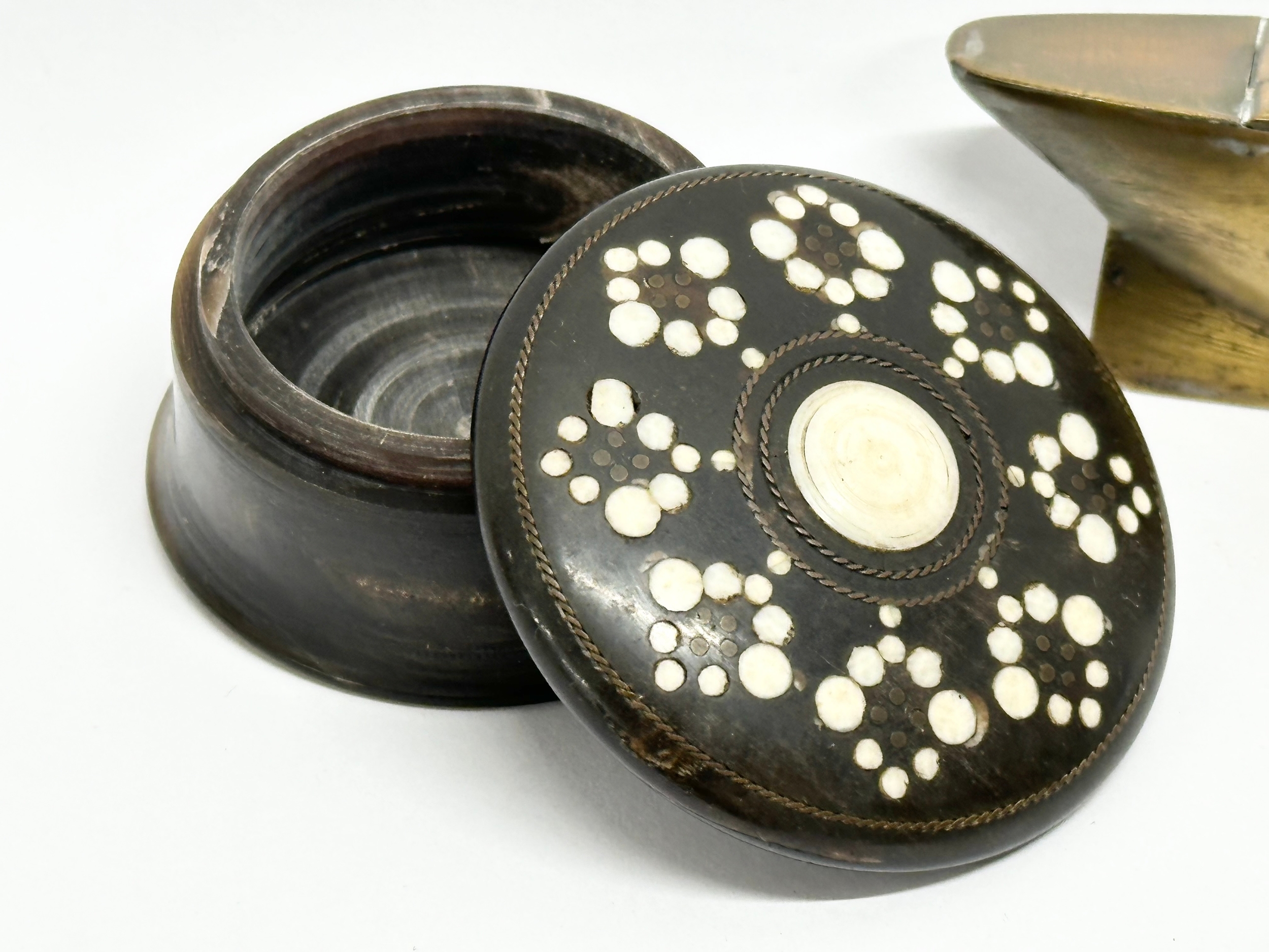 A collection of 19th Century snuff boxes. Georgian and Victorian. - Image 5 of 7