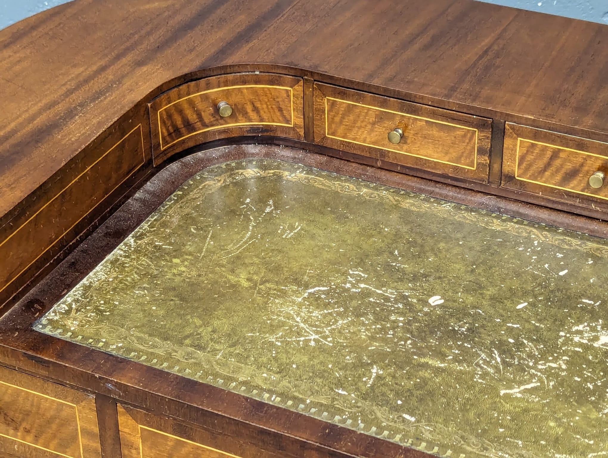 A Carlton House style inlaid mahogany writing desk with leather top in the manner of Sheraton - Image 9 of 9