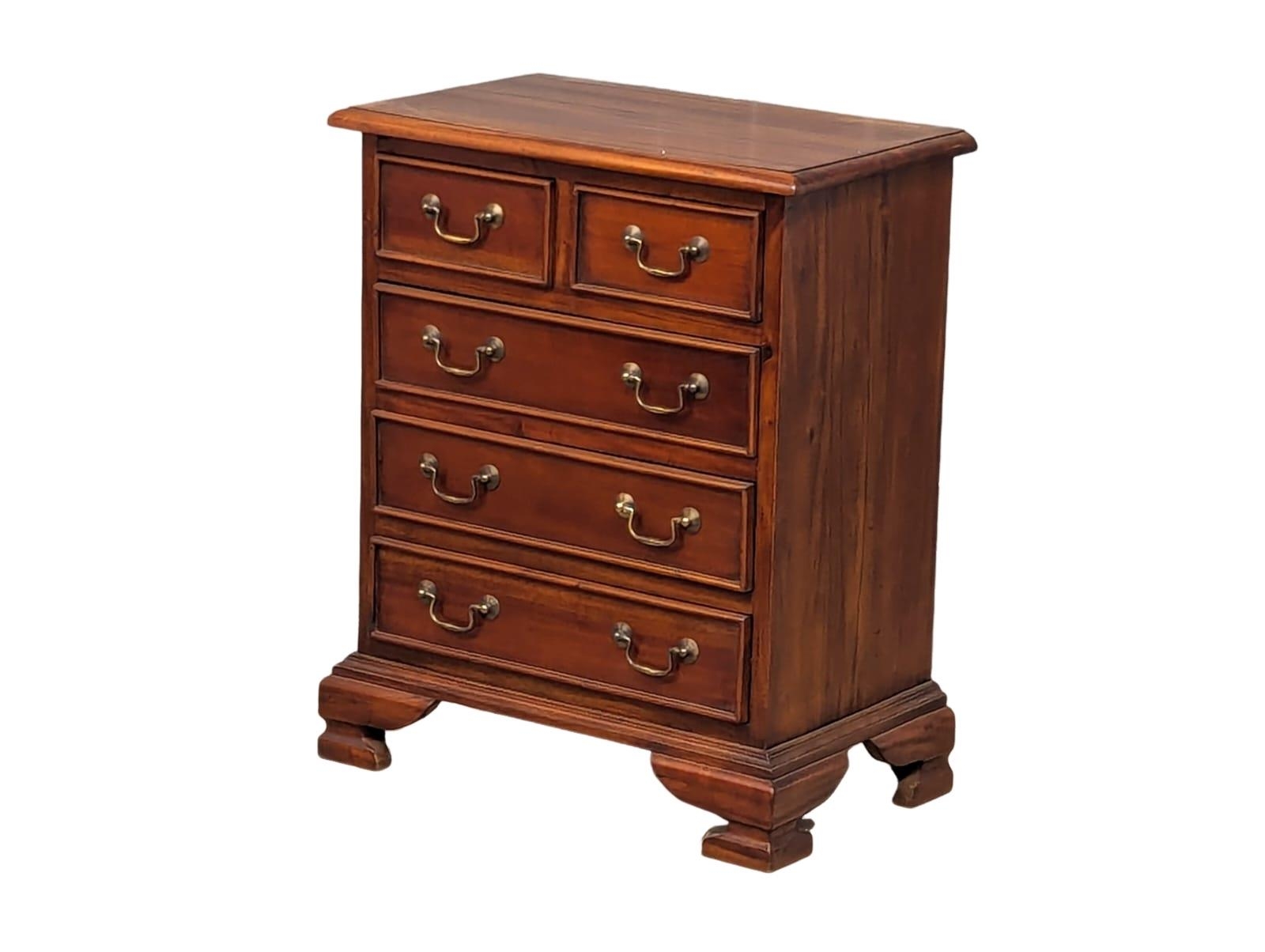 A small Georgian style mahogany chest of drawers. 55.5x33x67.5cm - Image 2 of 4