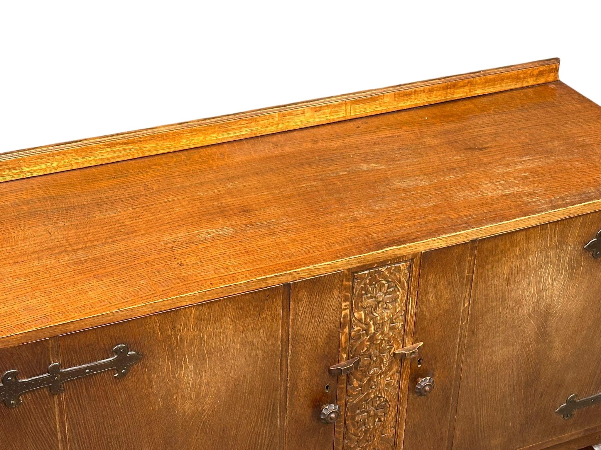 An Early/Mid 20th Century oak sideboard with 2 doors and 2 interior drawers. 137x53x103cm. - Image 5 of 5