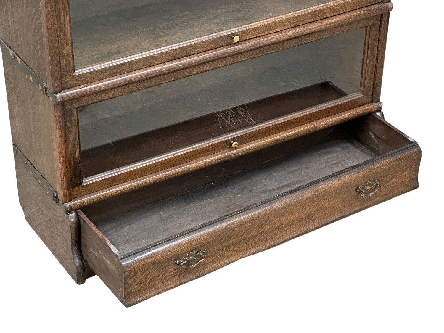 A large Early 20th Century Globe Wernicke oak stacking bookcase. Circa 1900-1920. 87x31x164cm - Image 6 of 7