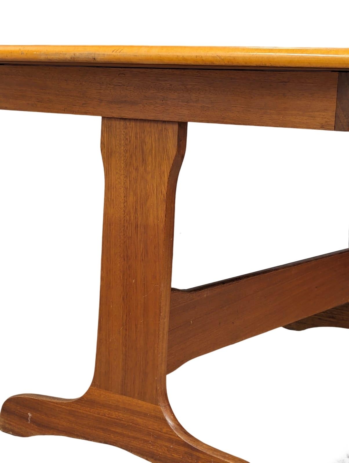 A mid century teak extending dining table, 185cm x 90cm x 73.5cm - Bild 4 aus 8