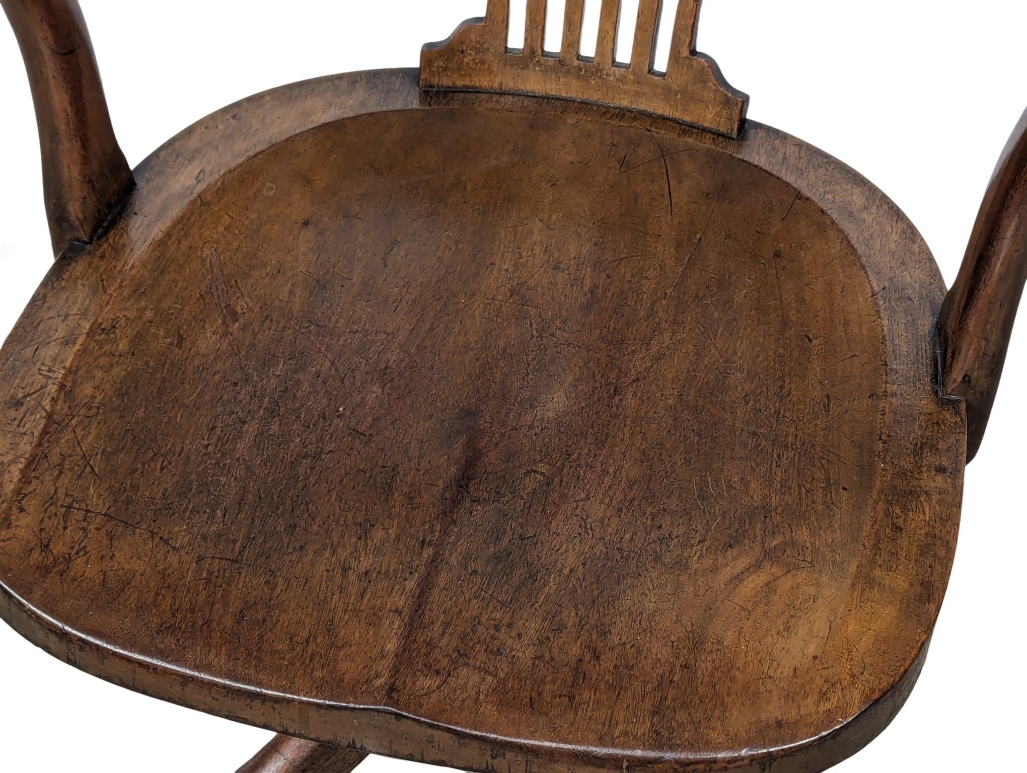 An Early 20th Century oak swivel desk chair. Circa 1900. - Image 3 of 5
