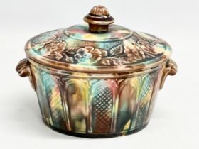 A 19th century Majolica tureen with lid in the manner of Thomas Wieldon. 17x15x13cm