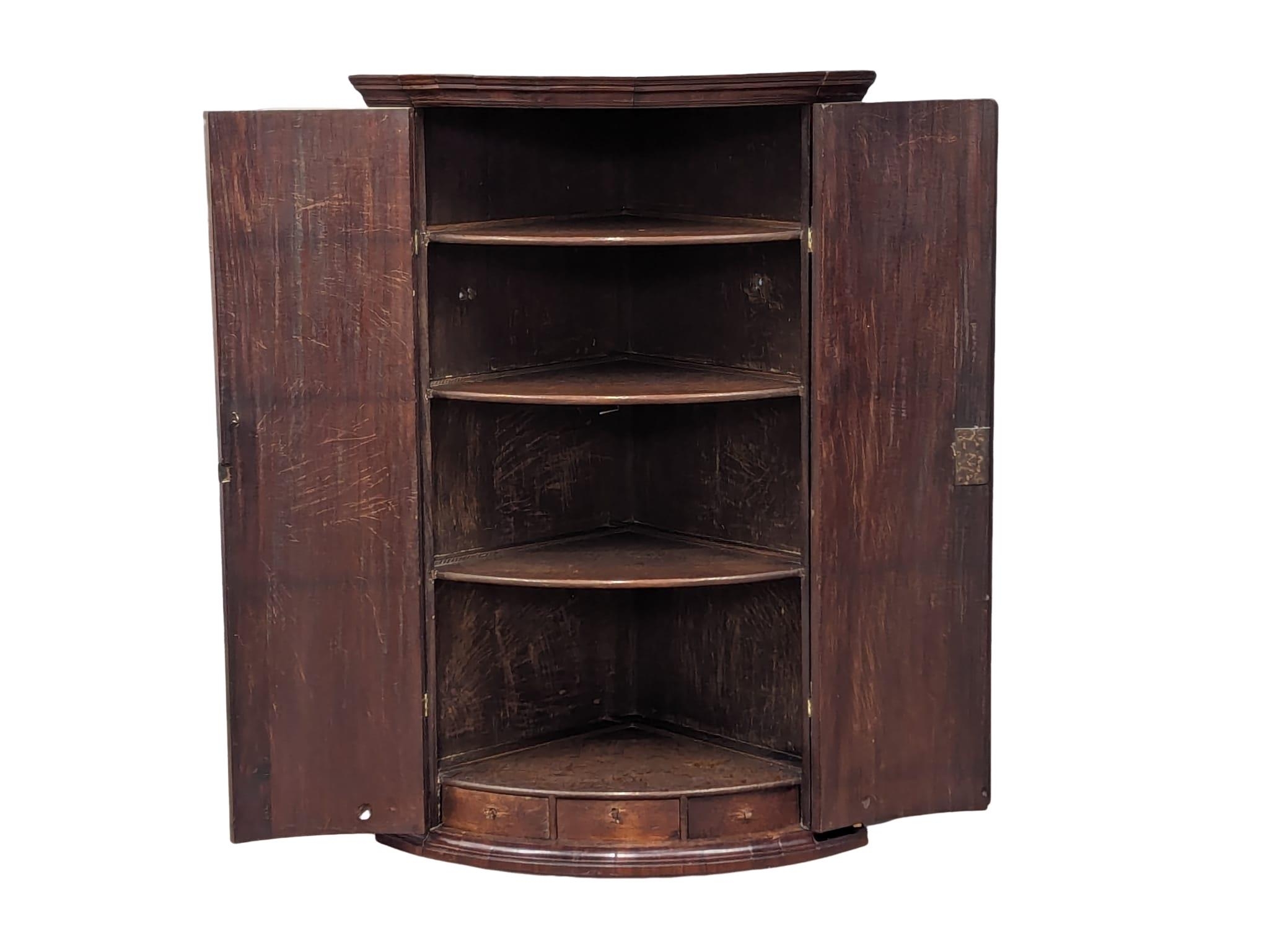 A George III mahogany wall hanging corner cabinet with 3 fitted shelves and drawers. Circa 1790. - Image 6 of 6